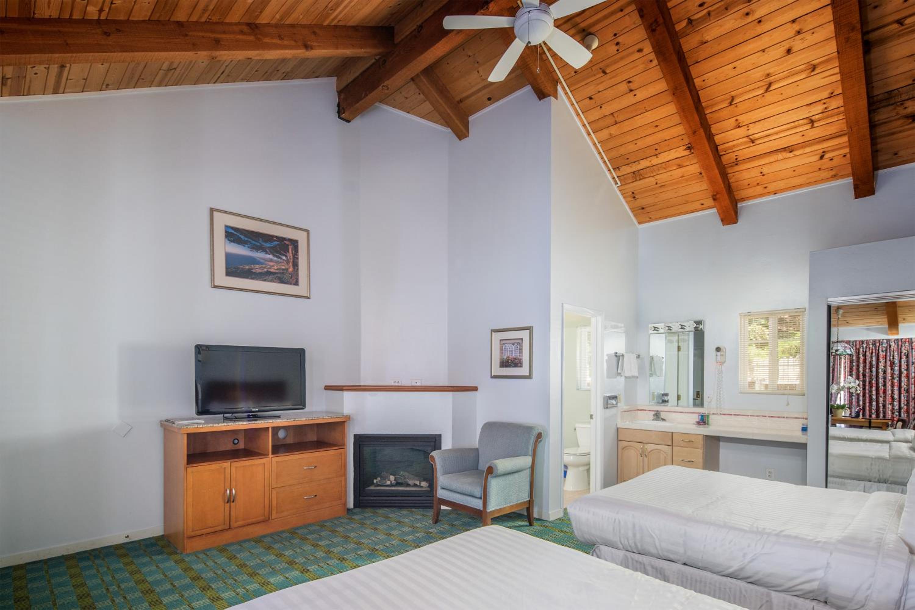 Deluxe Queen Room with Two Queen Beds - Photo 3
