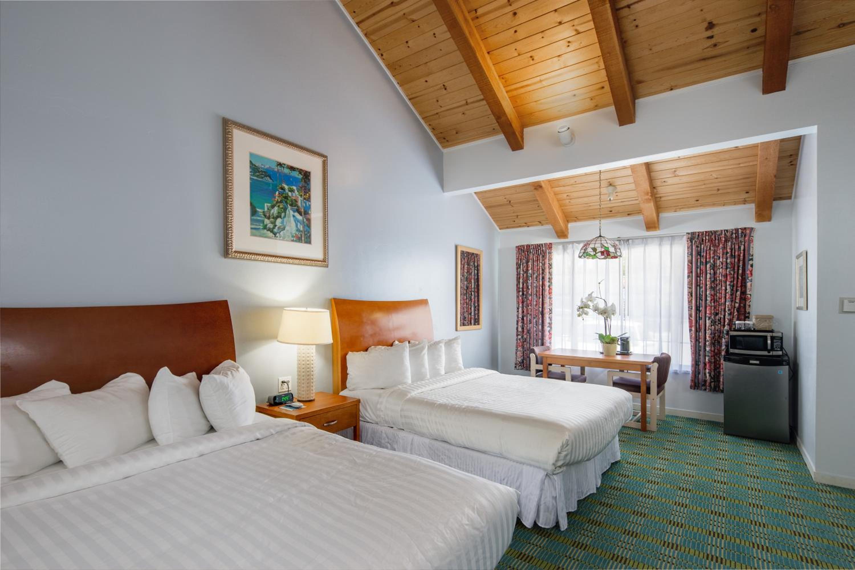 Deluxe Queen Room with Two Queen Beds - Photo 4