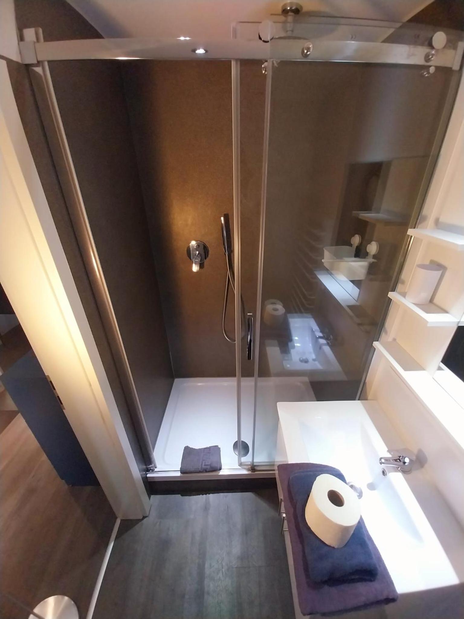Single Room with Private Bathroom photo 2
