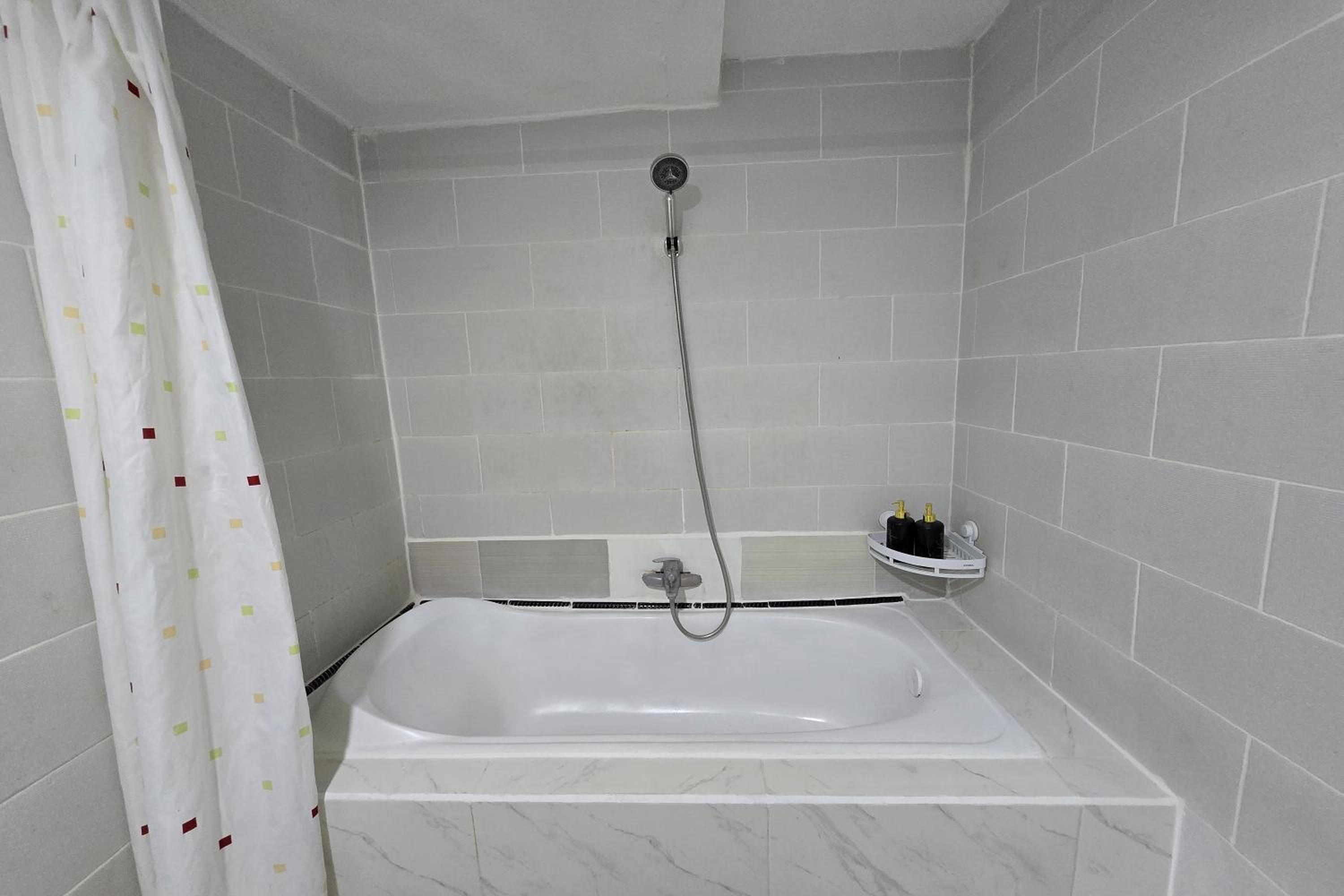 Deluxe Double or Twin Room - Photo 9