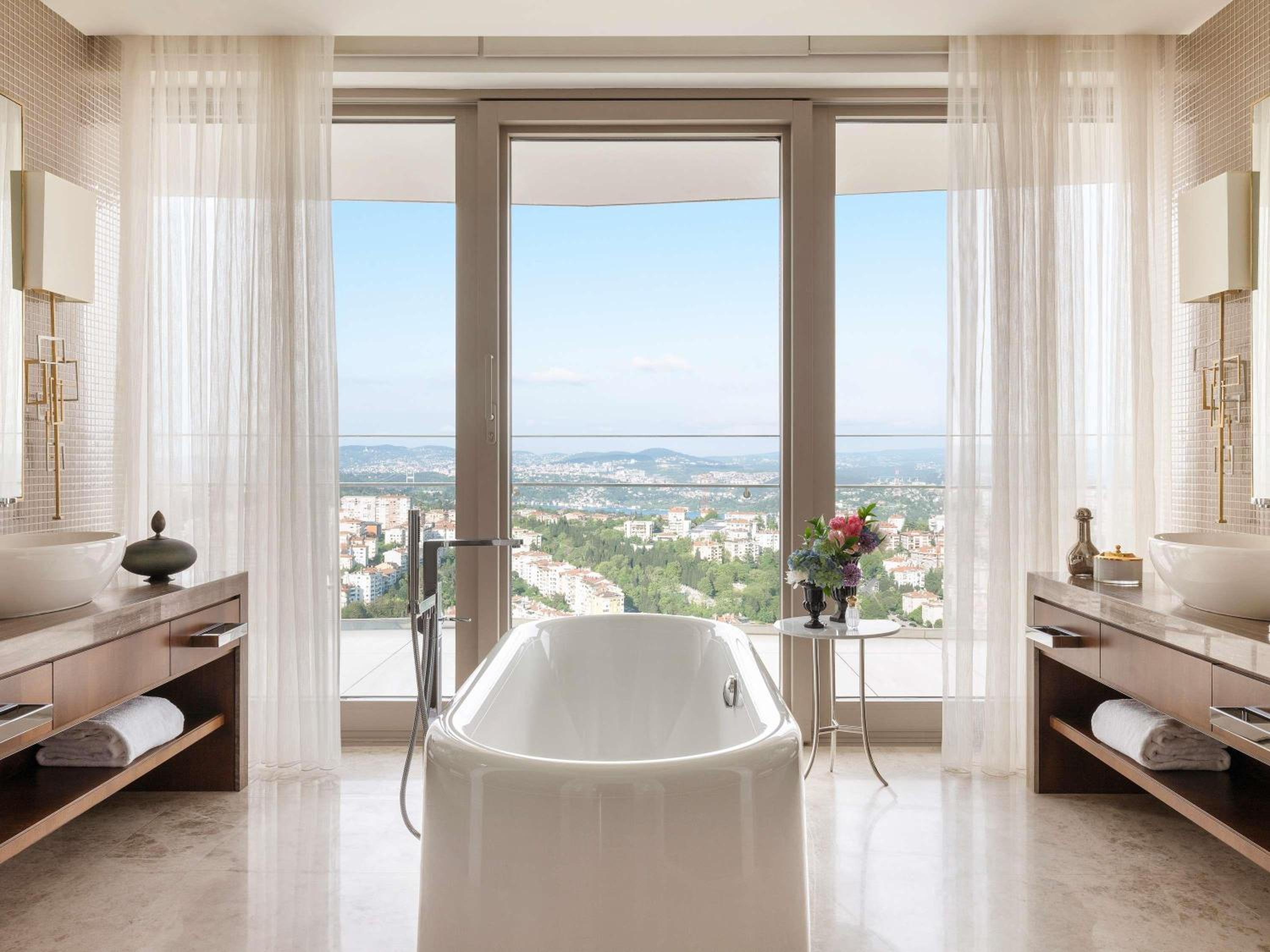One-Bedroom King Suite with City View photo 2