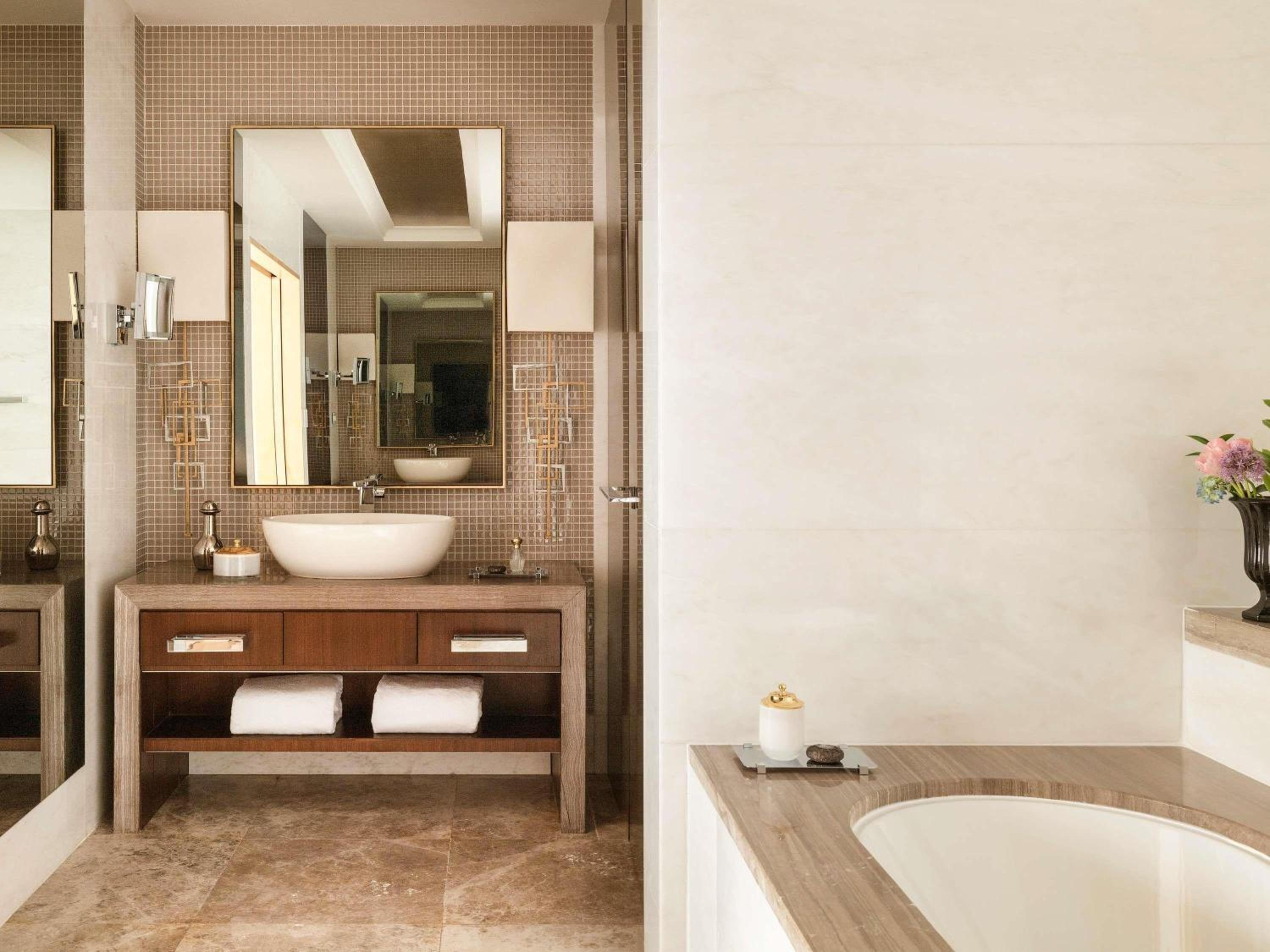 Junior King Suite with Single Bed - Photo 4