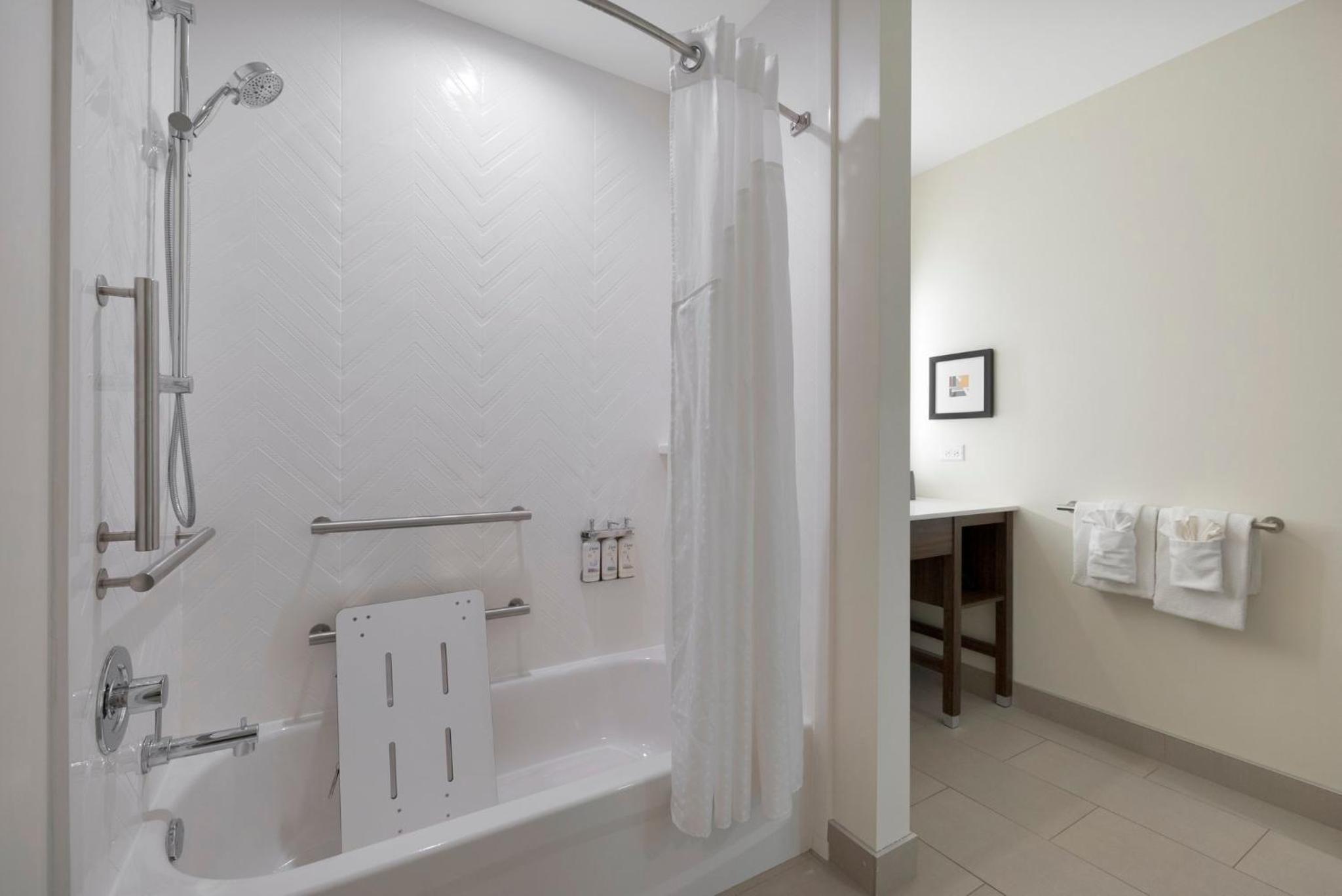 Standard King Room with Communications Accessible Tub - Photo 2