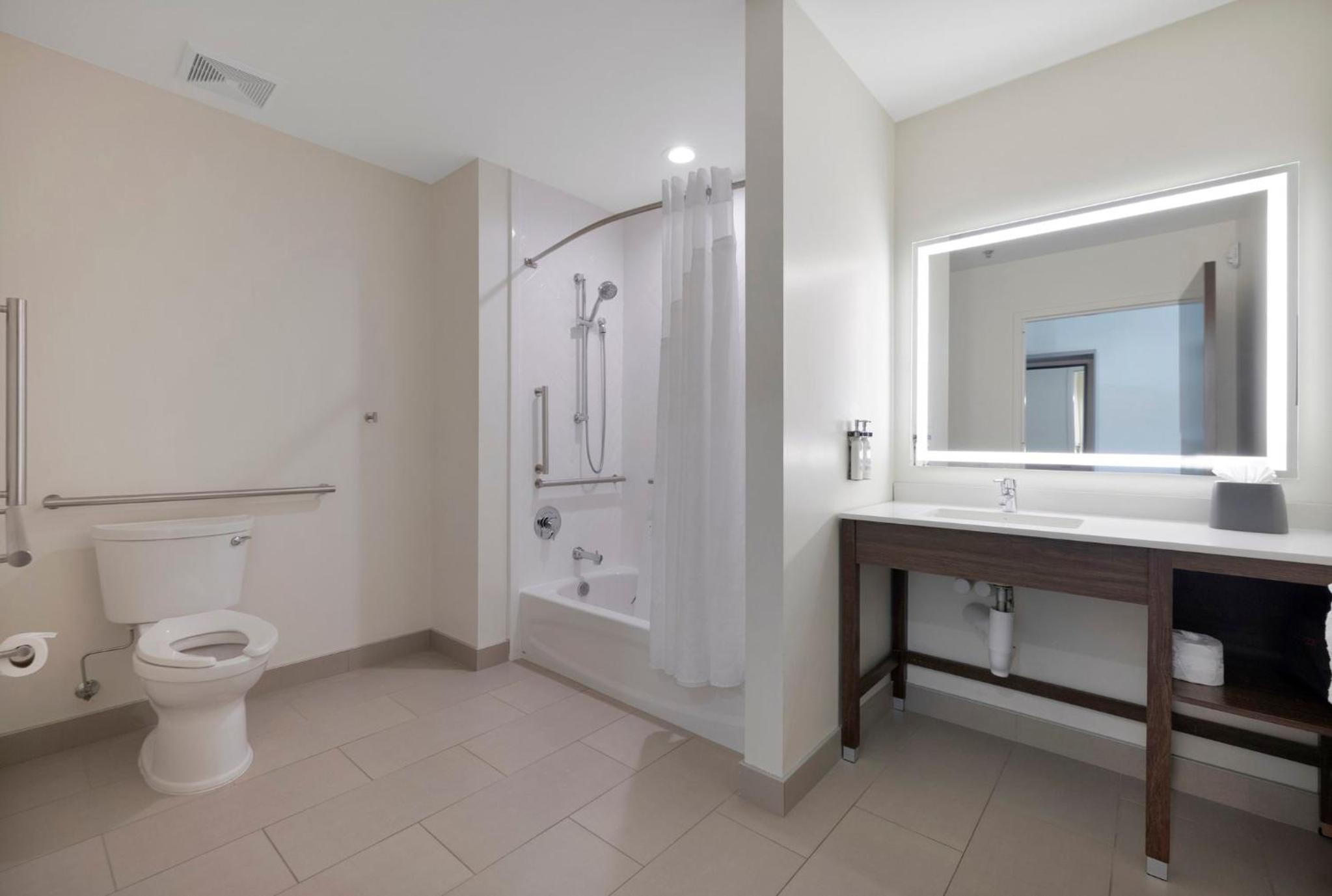 Standard King Room with Communications Accessible Tub - Photo 3
