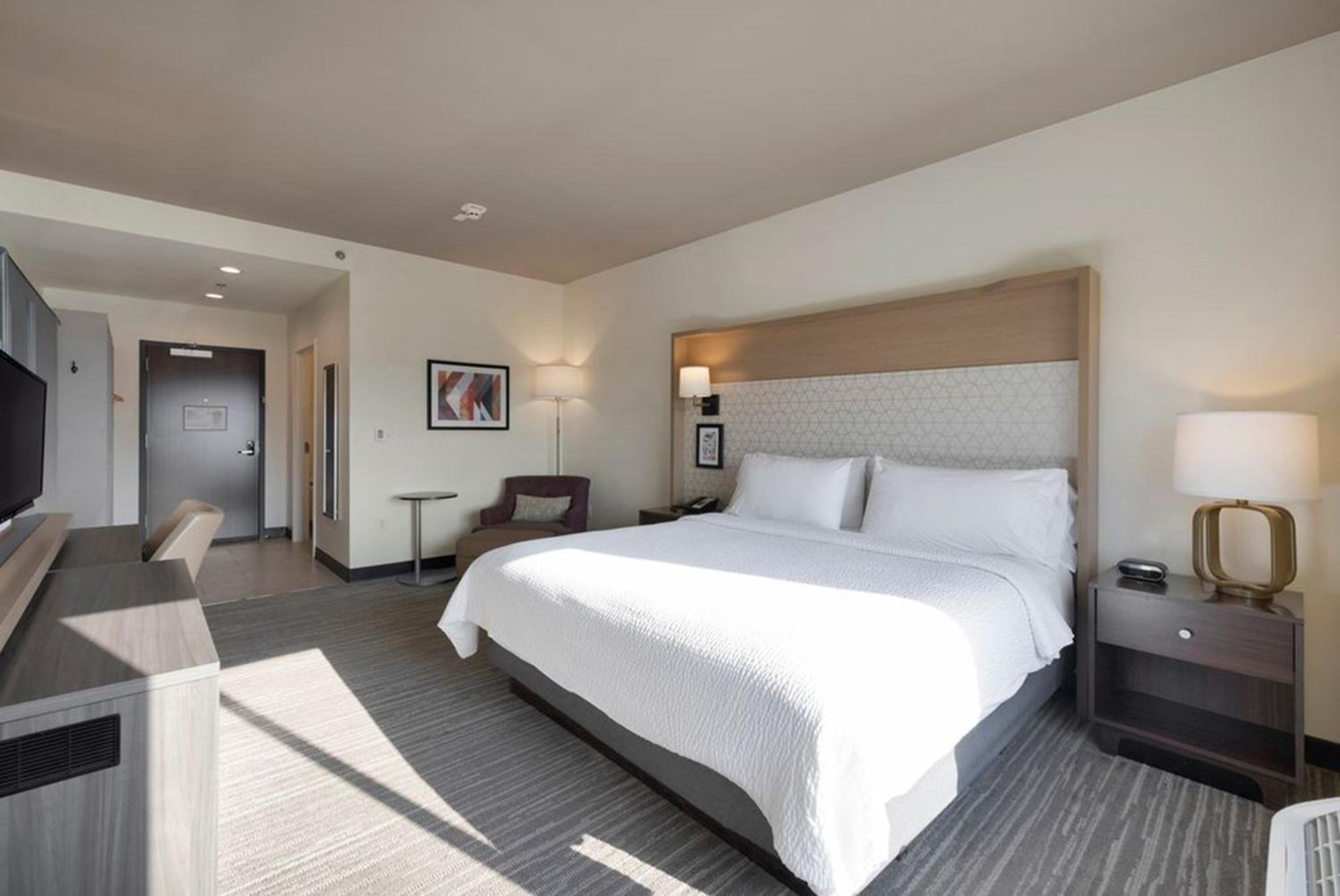 Standard King Room with Communications Accessible Roll-In Shower - Photo 2