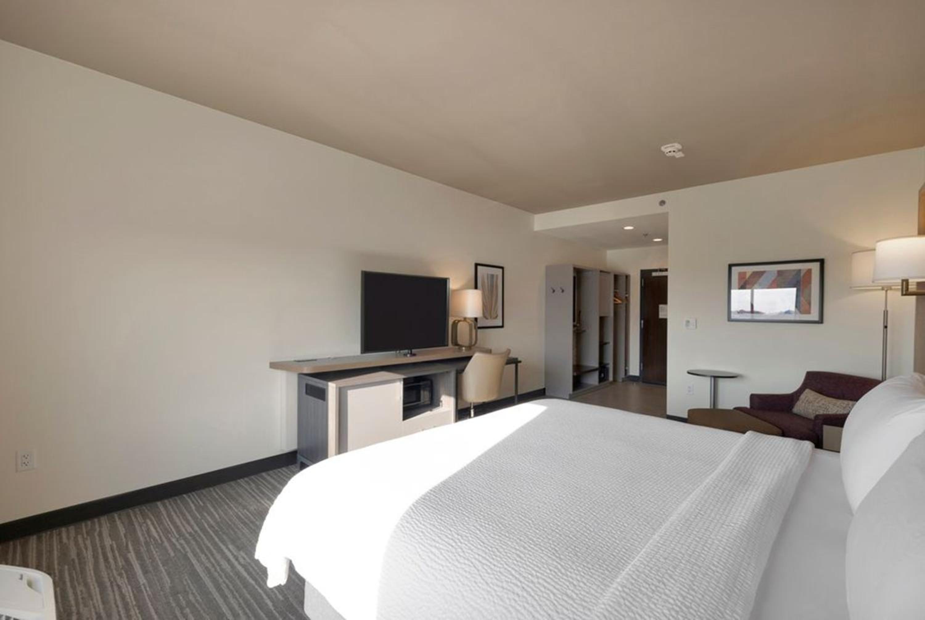 Standard King Room with Communications Accessible Tub - Photo 6