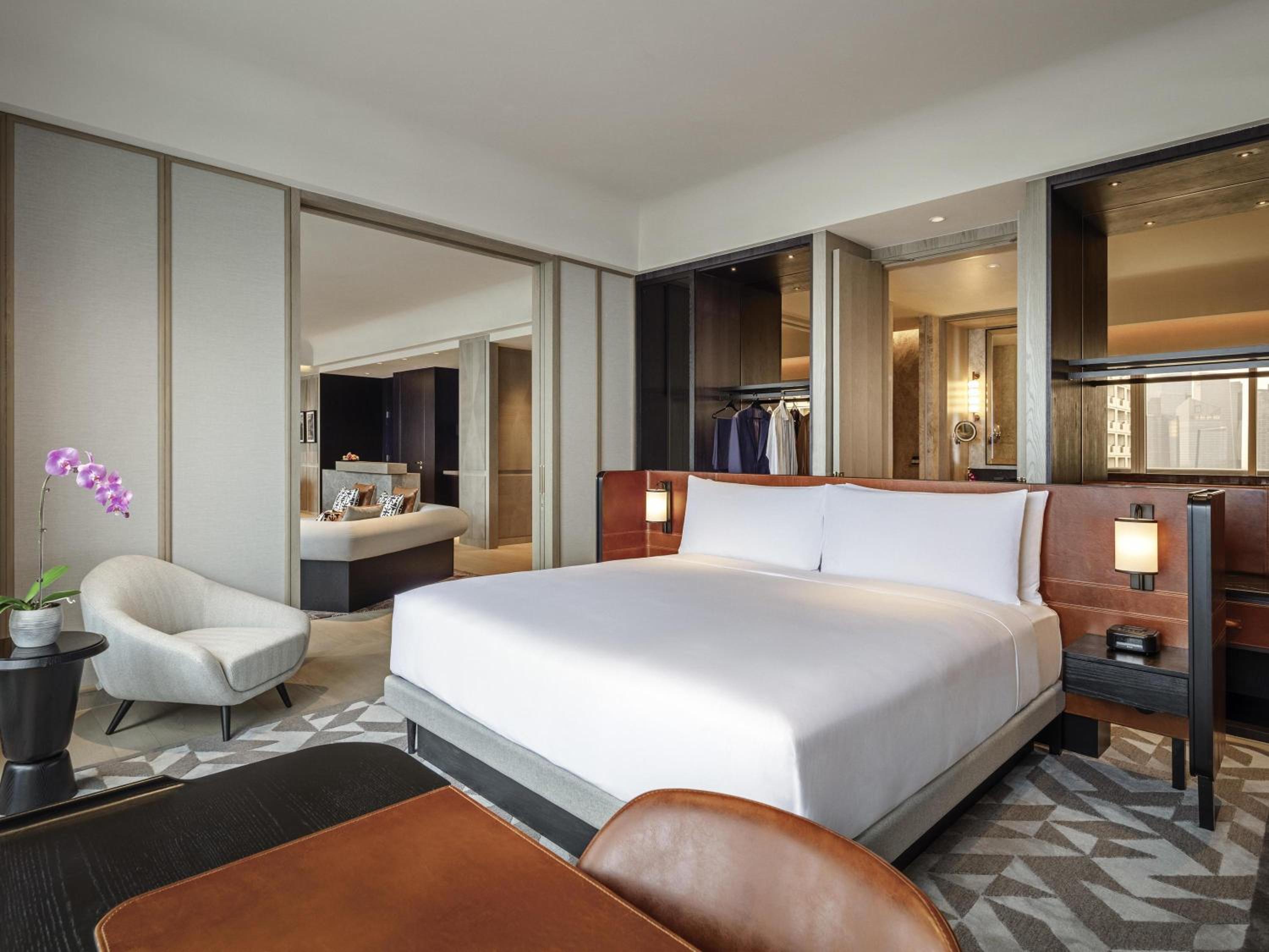 Governor Suite, 1 King, 3 Balconies, Lounge Access