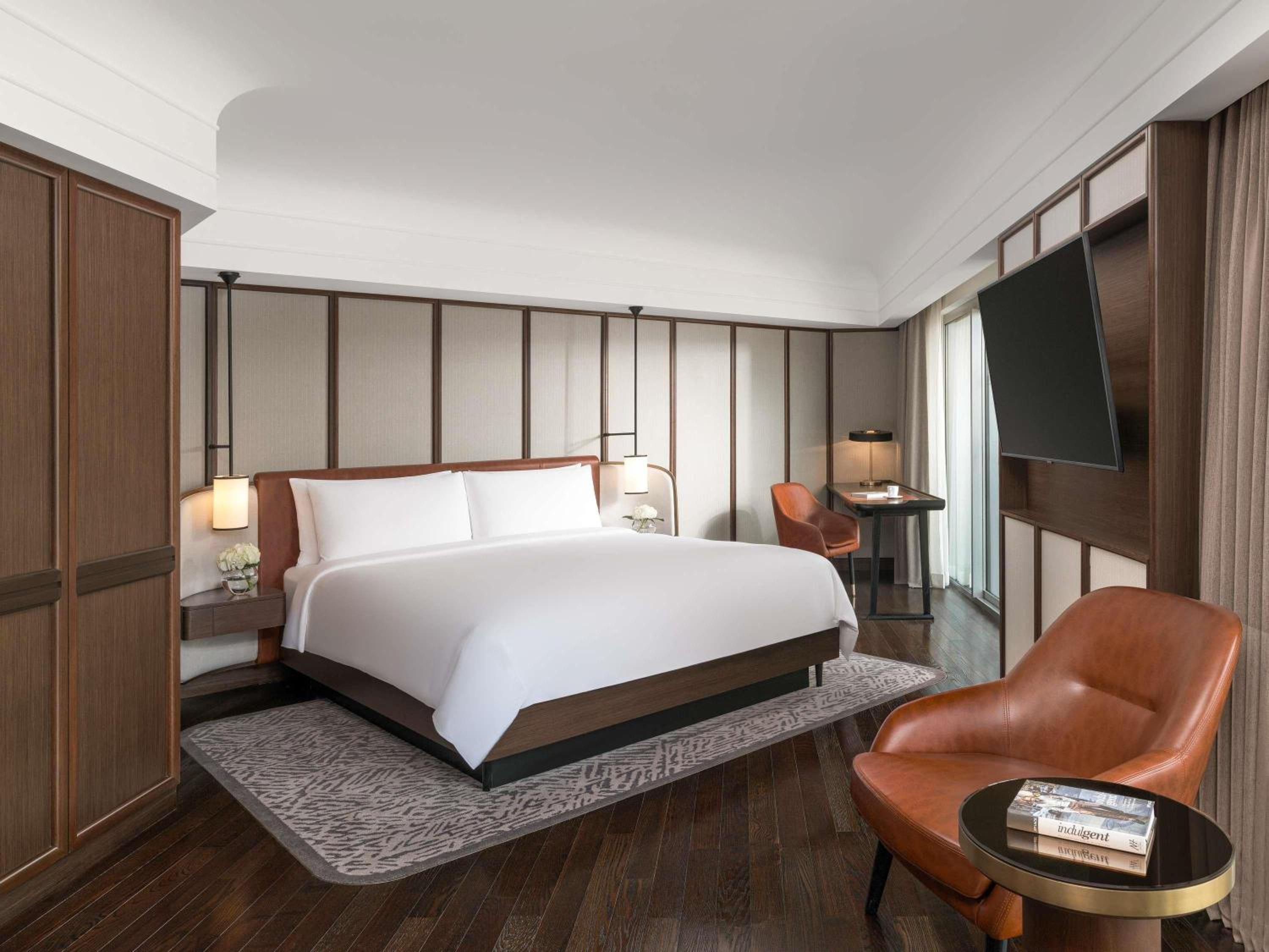 Signature Gold Suite, 1 King, 2 Balconies, Lounge Access