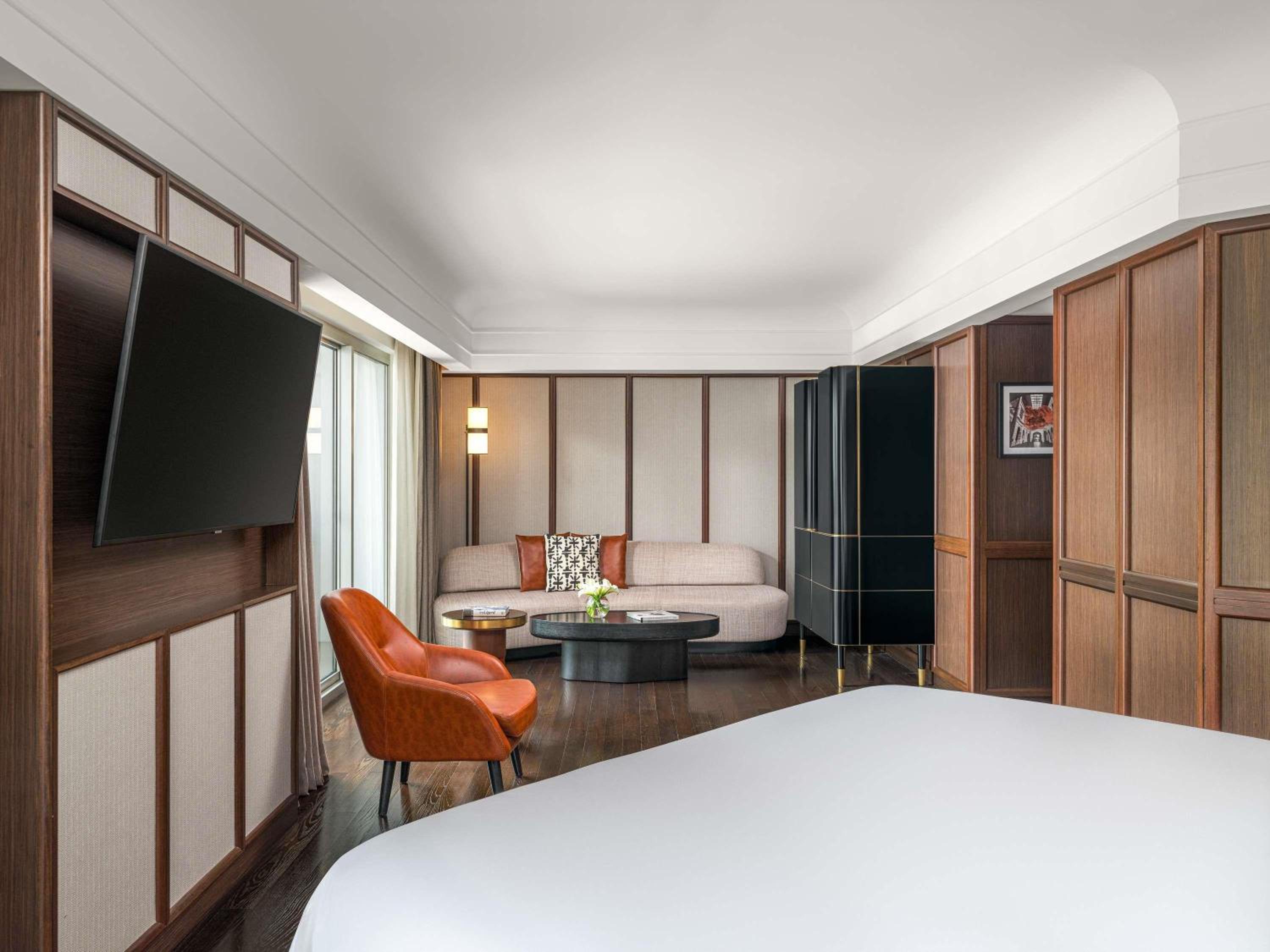 Signature Gold Suite, 1 King, 2 Balconies, Lounge Access