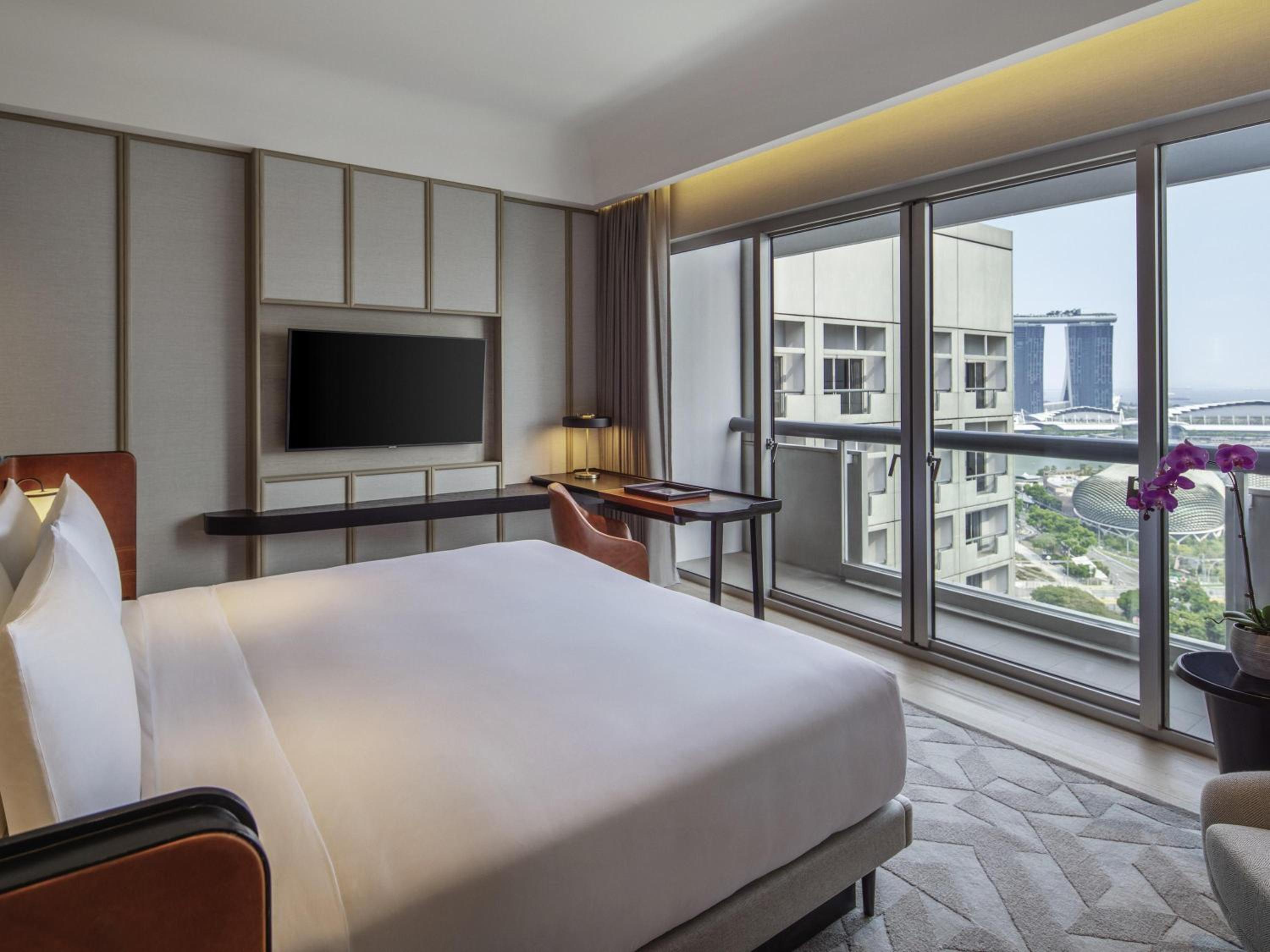 Governor Suite, 1 King, 3 Balconies, Lounge Access thumbnail 5