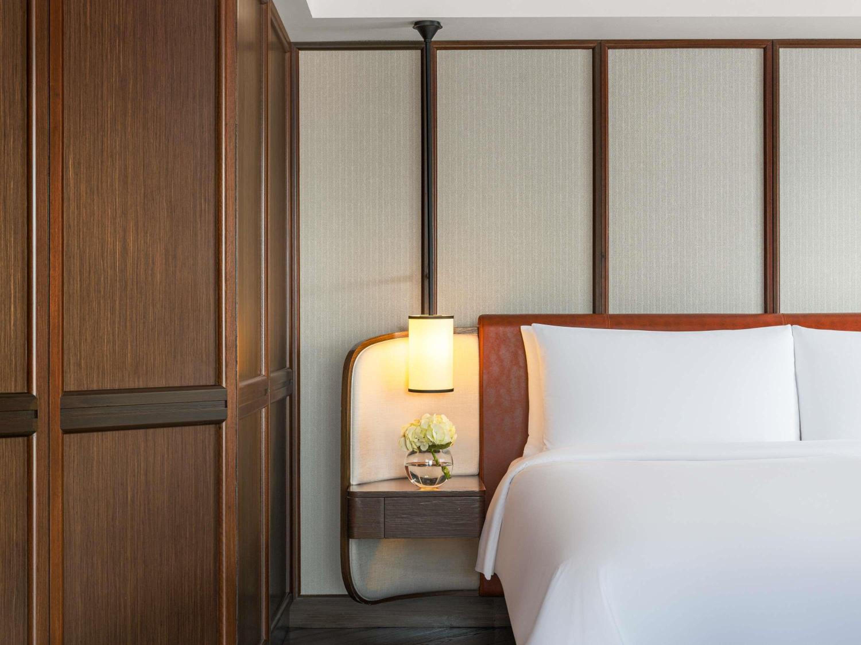 Signature Gold Suite, 1 King, 2 Balconies, Lounge Access