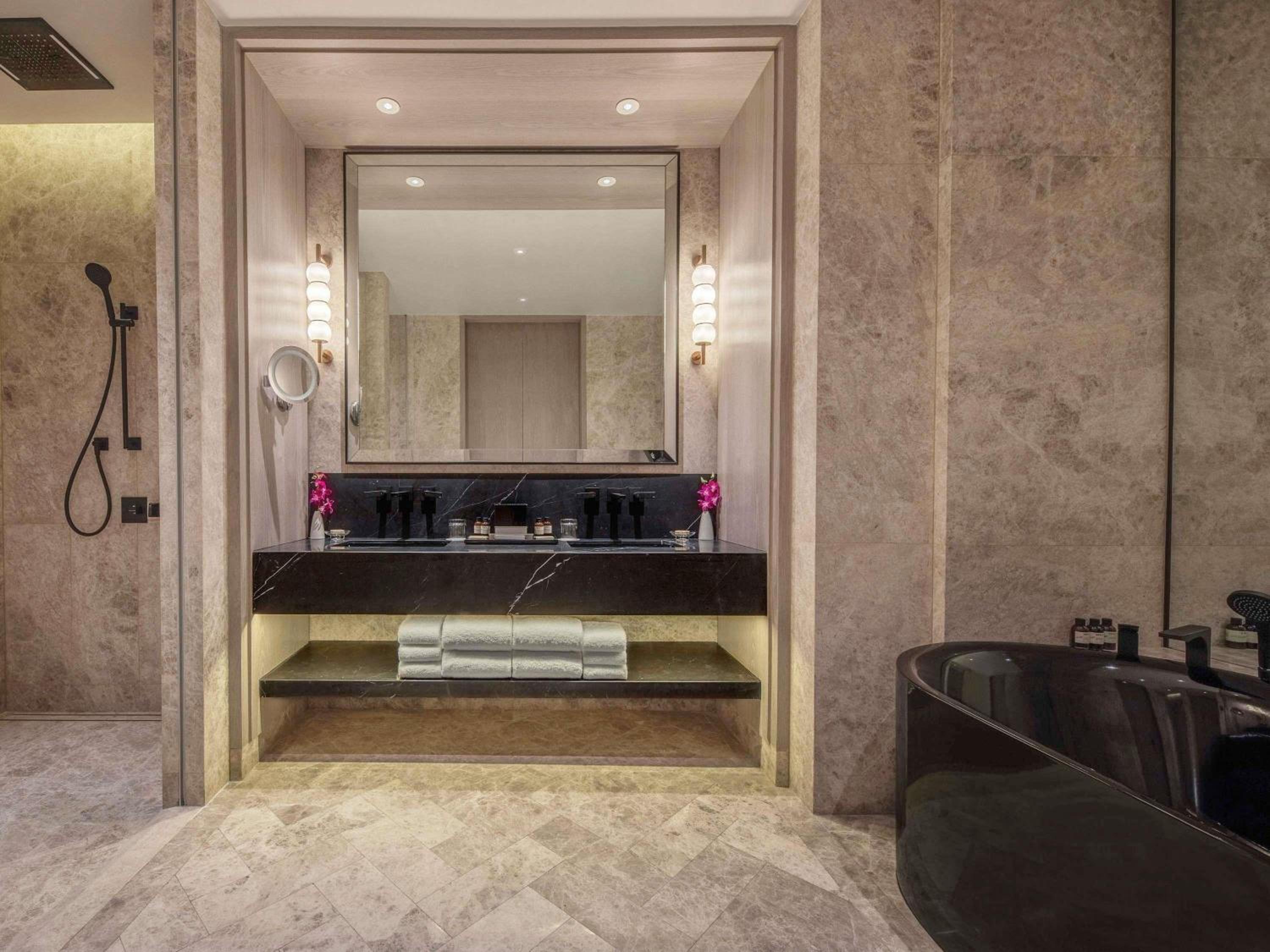 Governor Suite, 1 King, 3 Balconies, Lounge Access Governor Suite, 1 King, 3 Balconies, Lounge Access