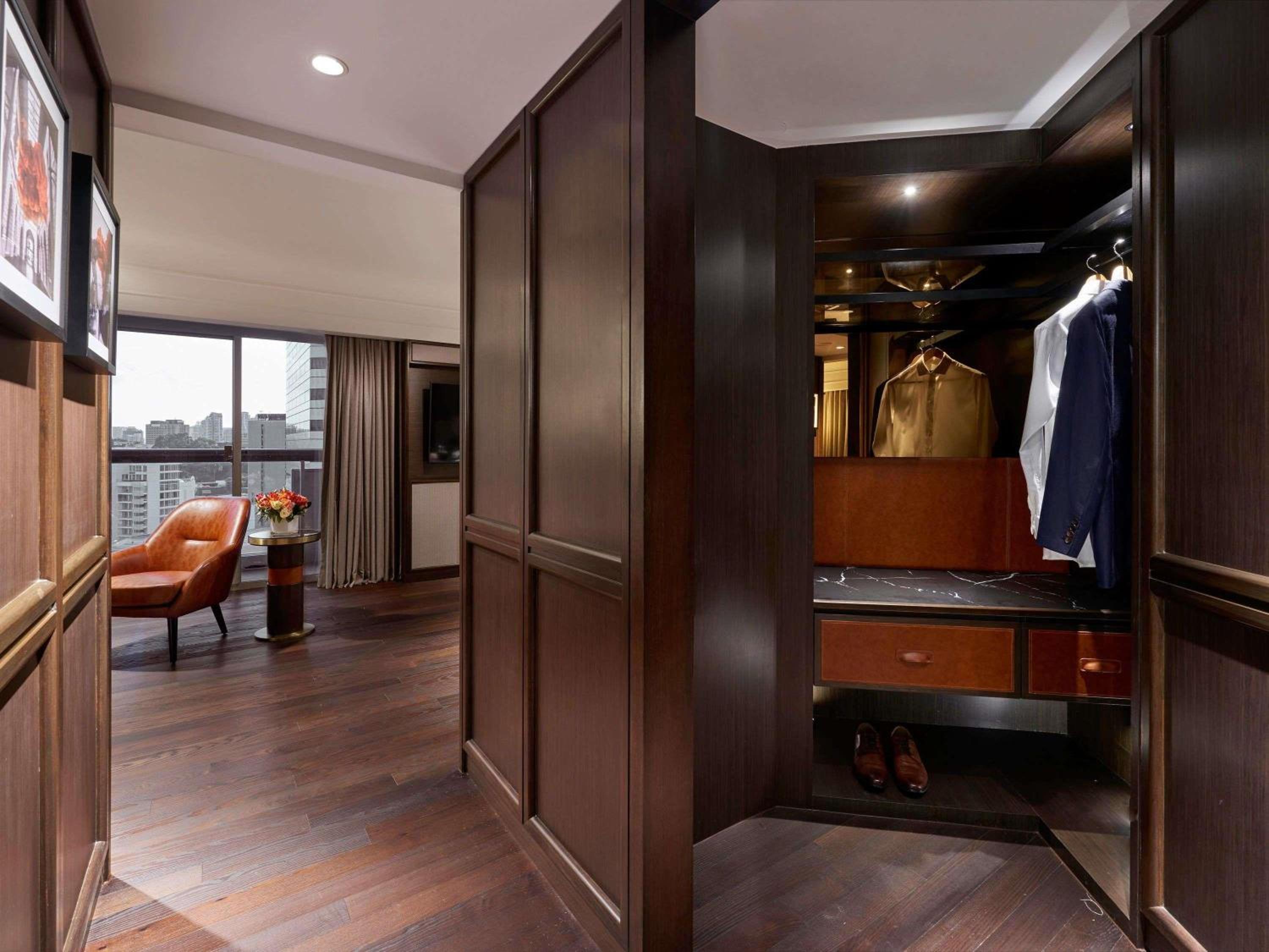 Signature Gold Suite, 1 King, 2 Balconies, Lounge Access Signature Gold Suite, 1 King, 2 Balconies, Lounge Access