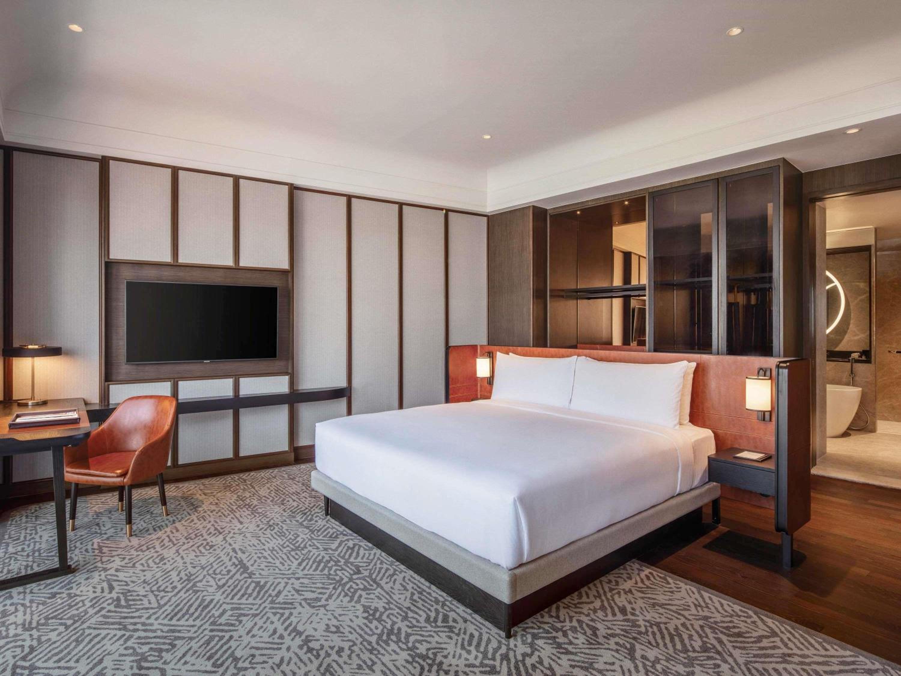 Ambassador Suite, 1 King, 2 Balconies, Lounge Access