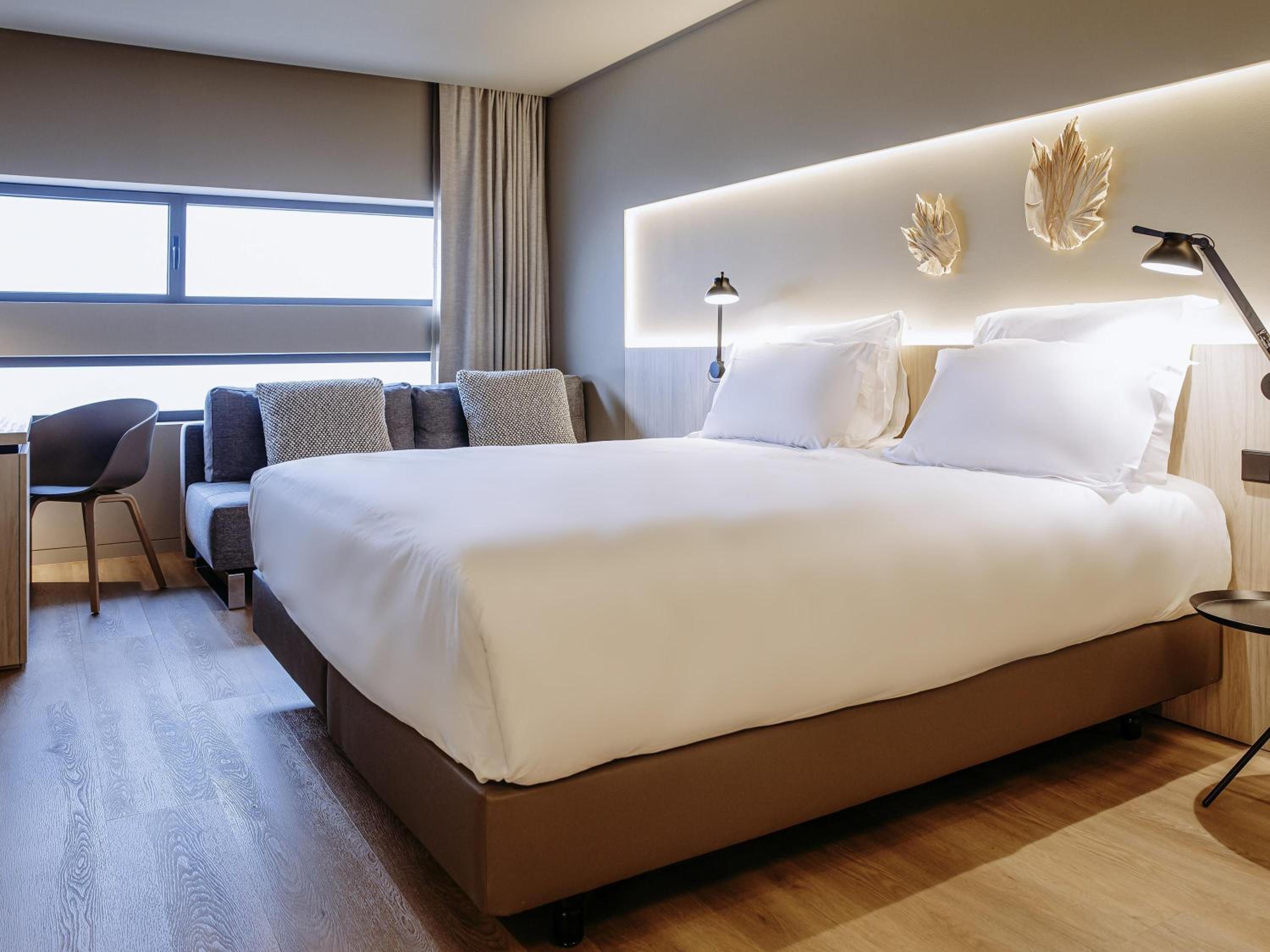 Superior King Suite with Sofa thumbnail 6
