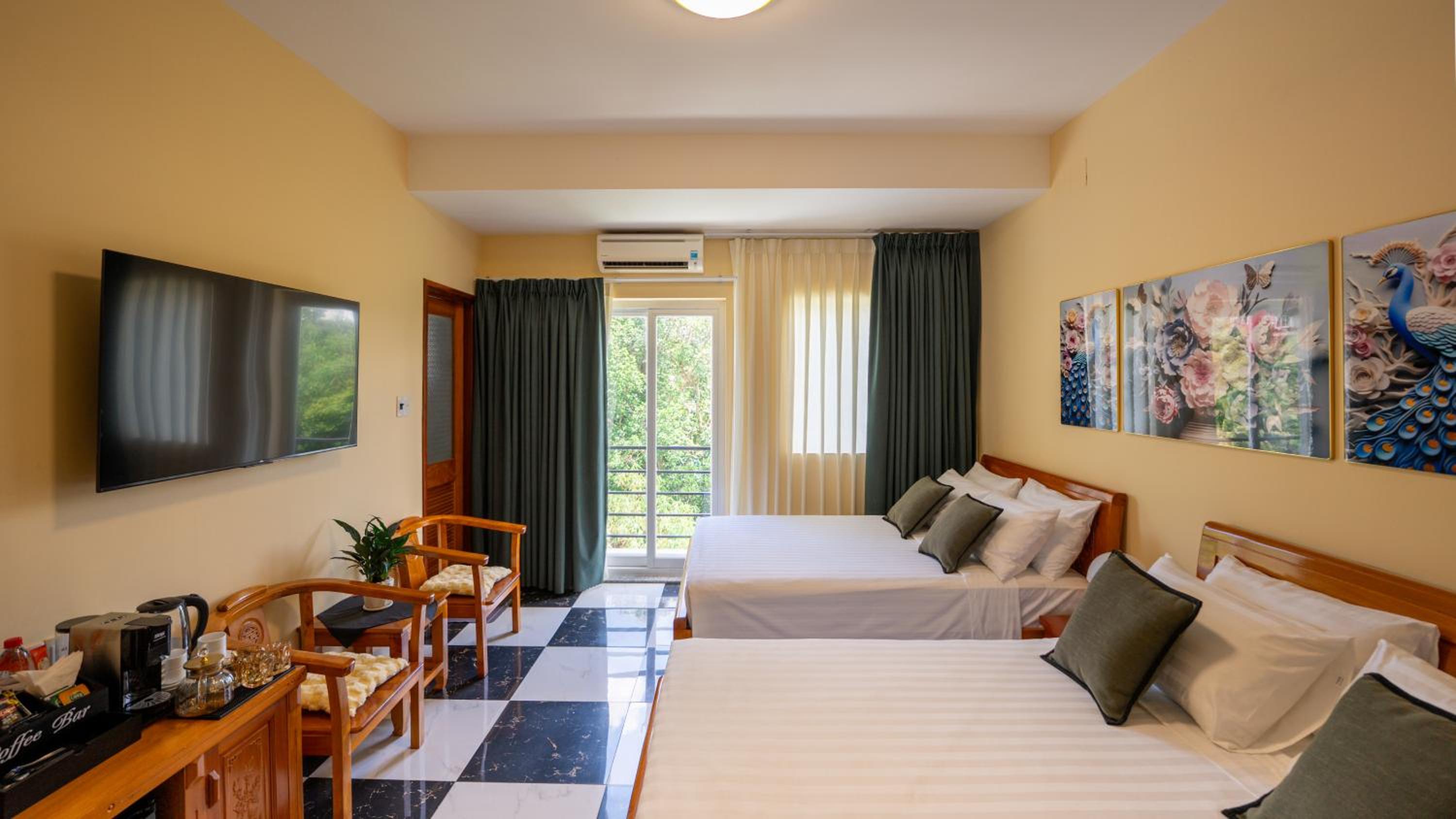 Deluxe Family Room