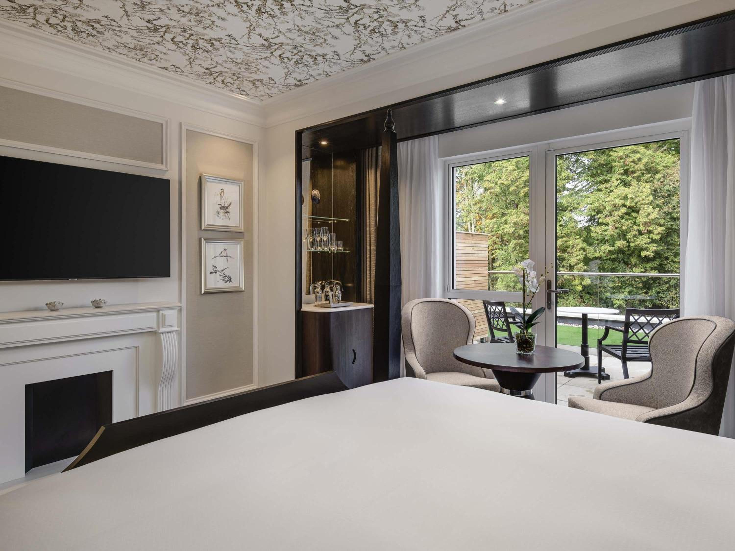 Deluxe King Room with Balcony - Photo 2