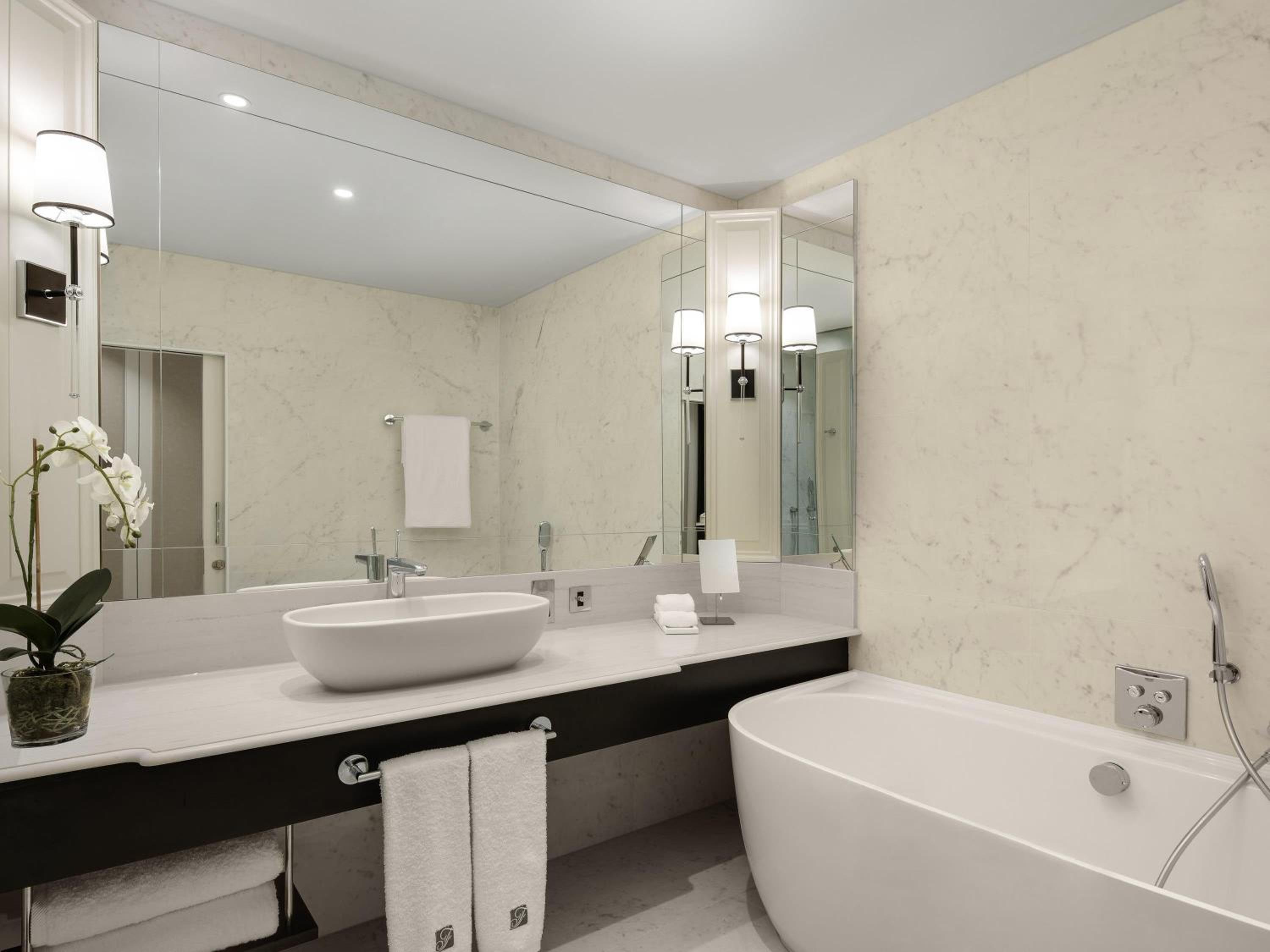 Deluxe Double Room with Balcony - Photo 4