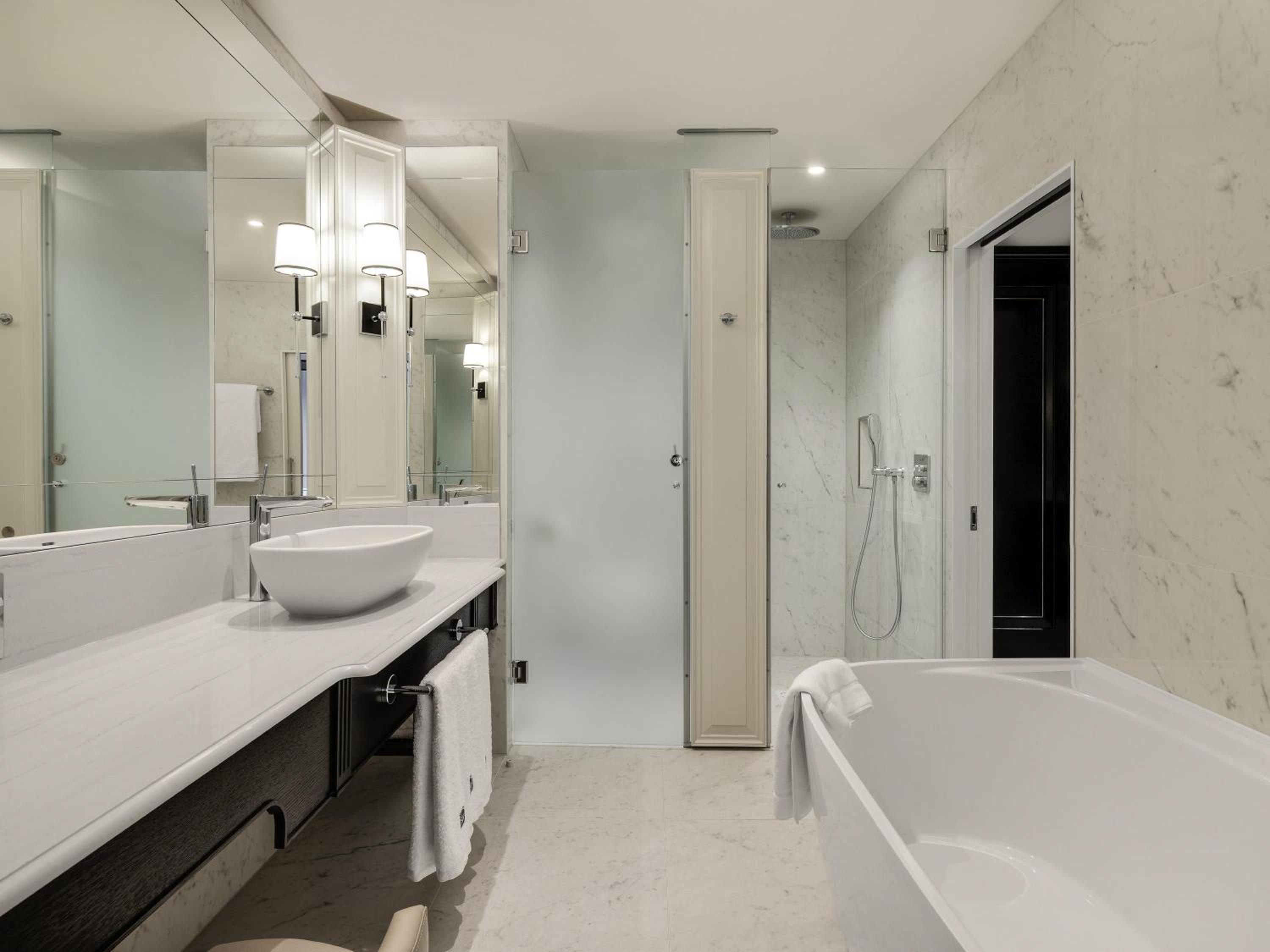 Deluxe King Room with Balcony - Photo 4