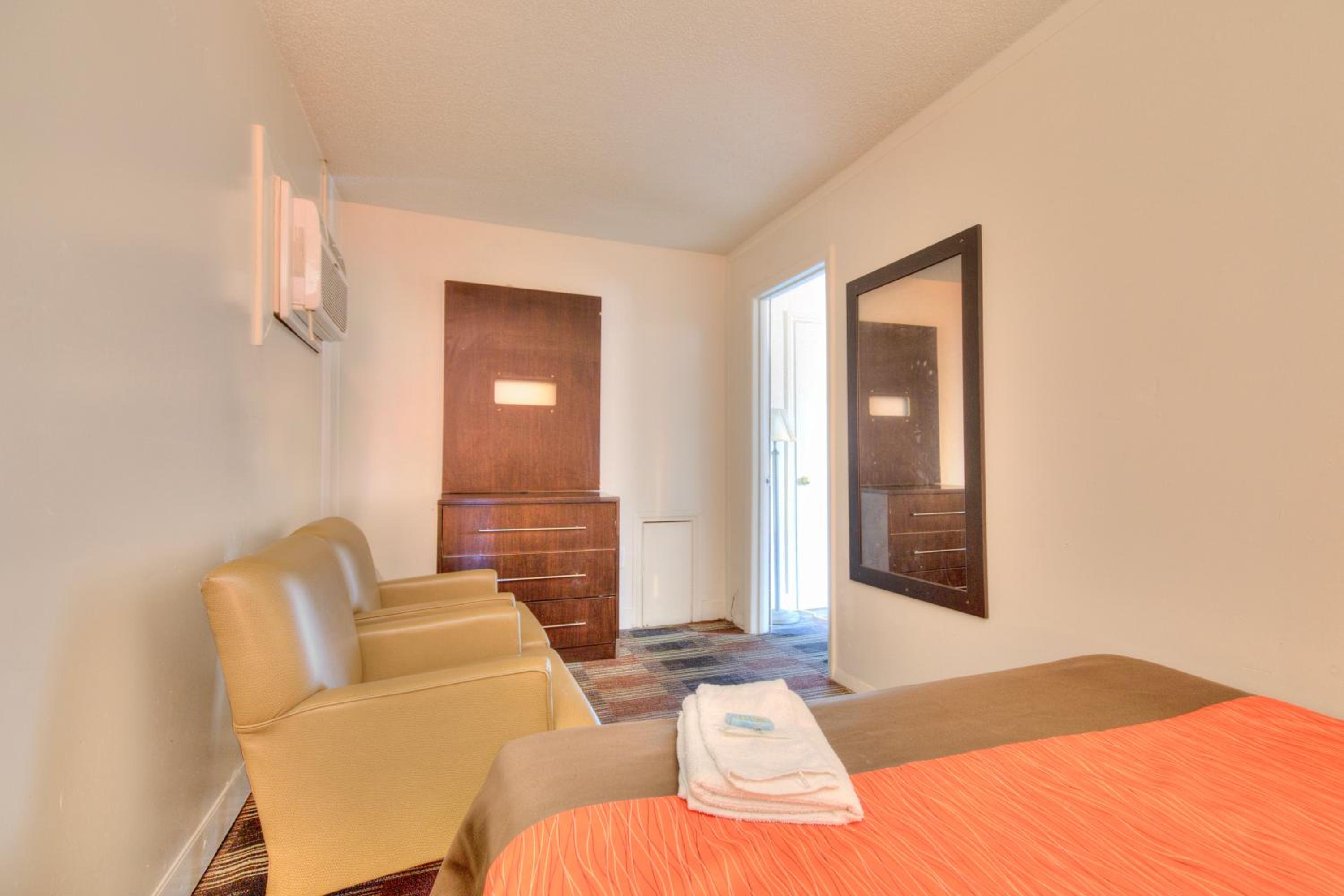 1 King Bed & 2 Full Bed photo 2