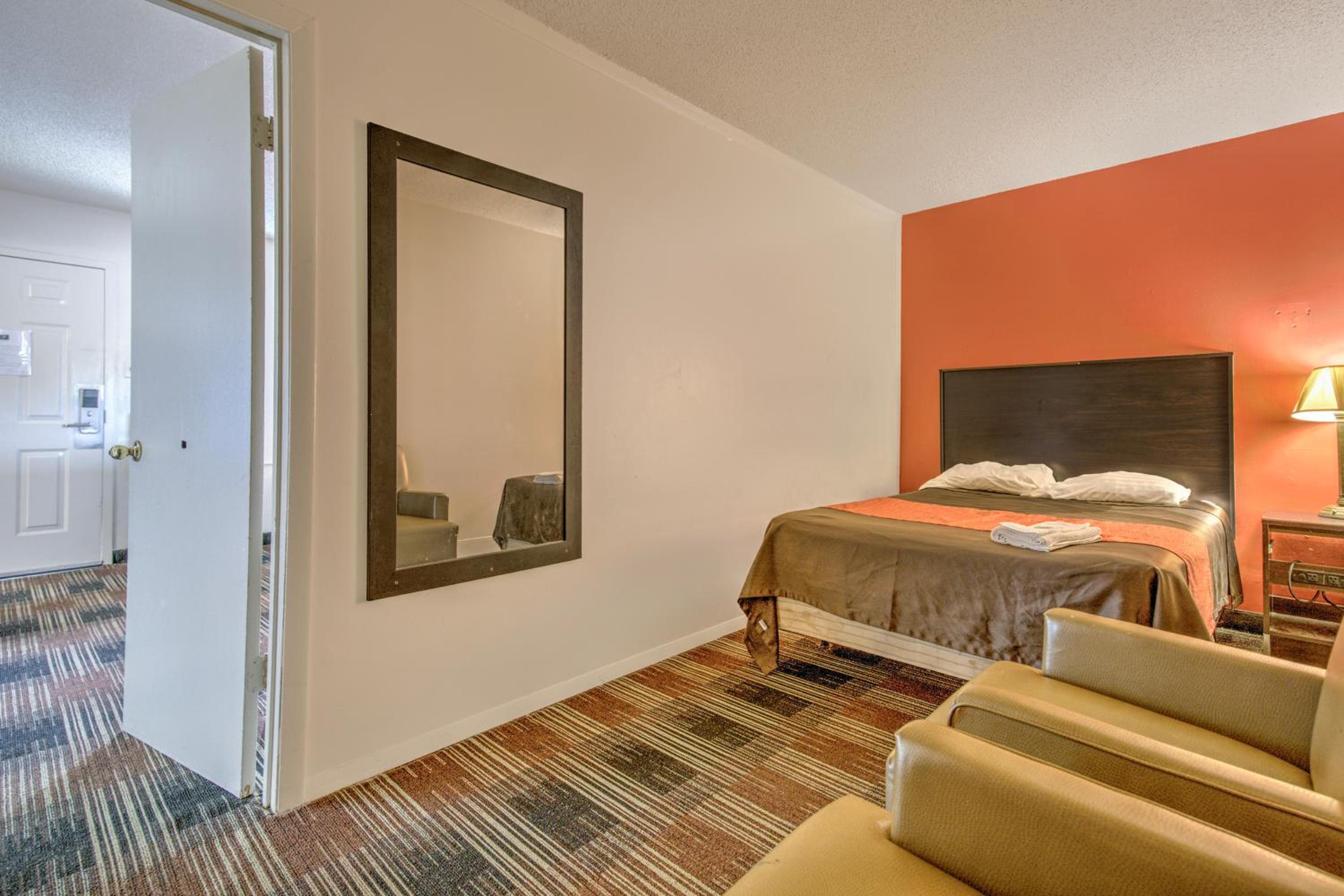 1 King Bed & 2 Full Bed photo 3