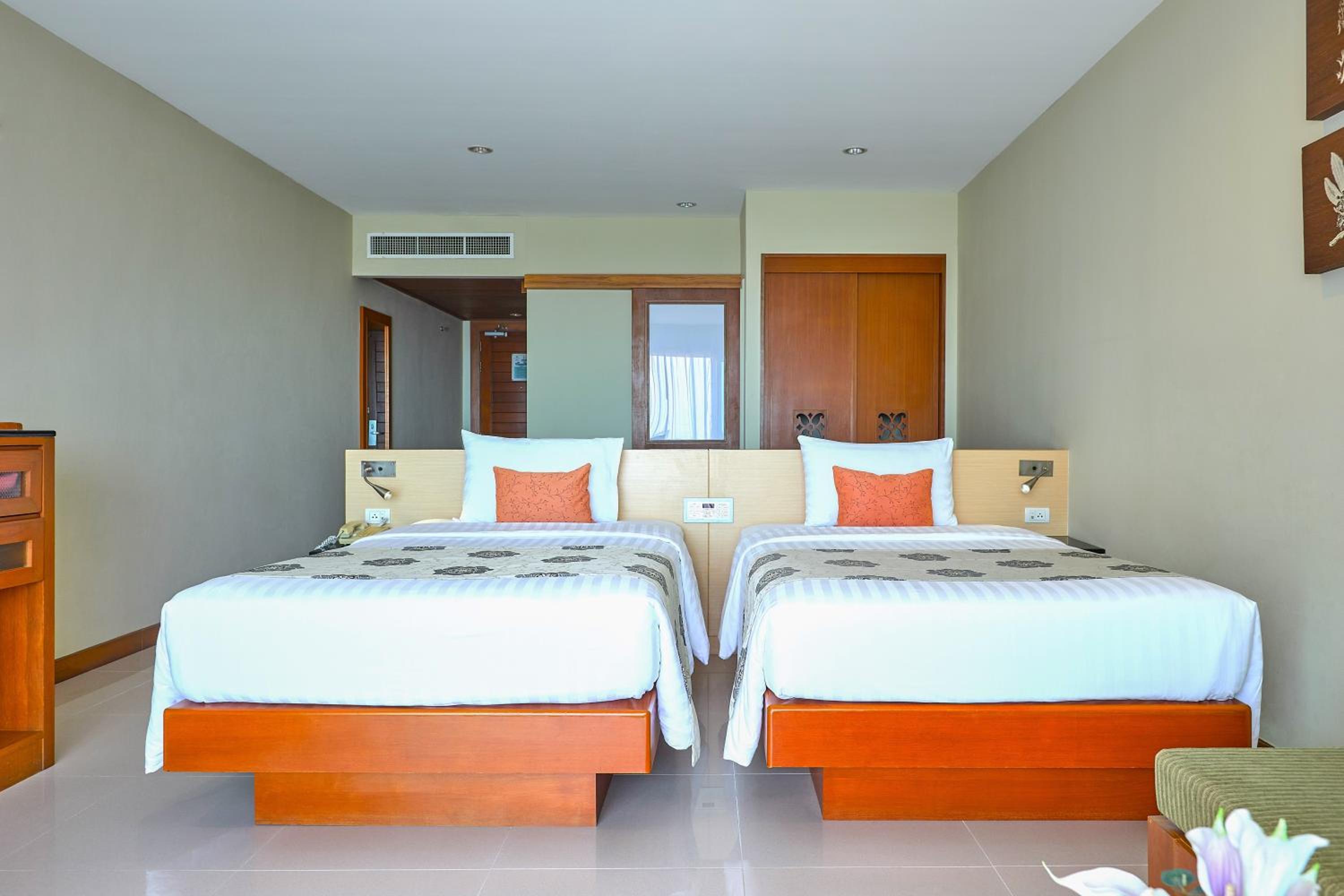 Deluxe Poolside Terrace Twin