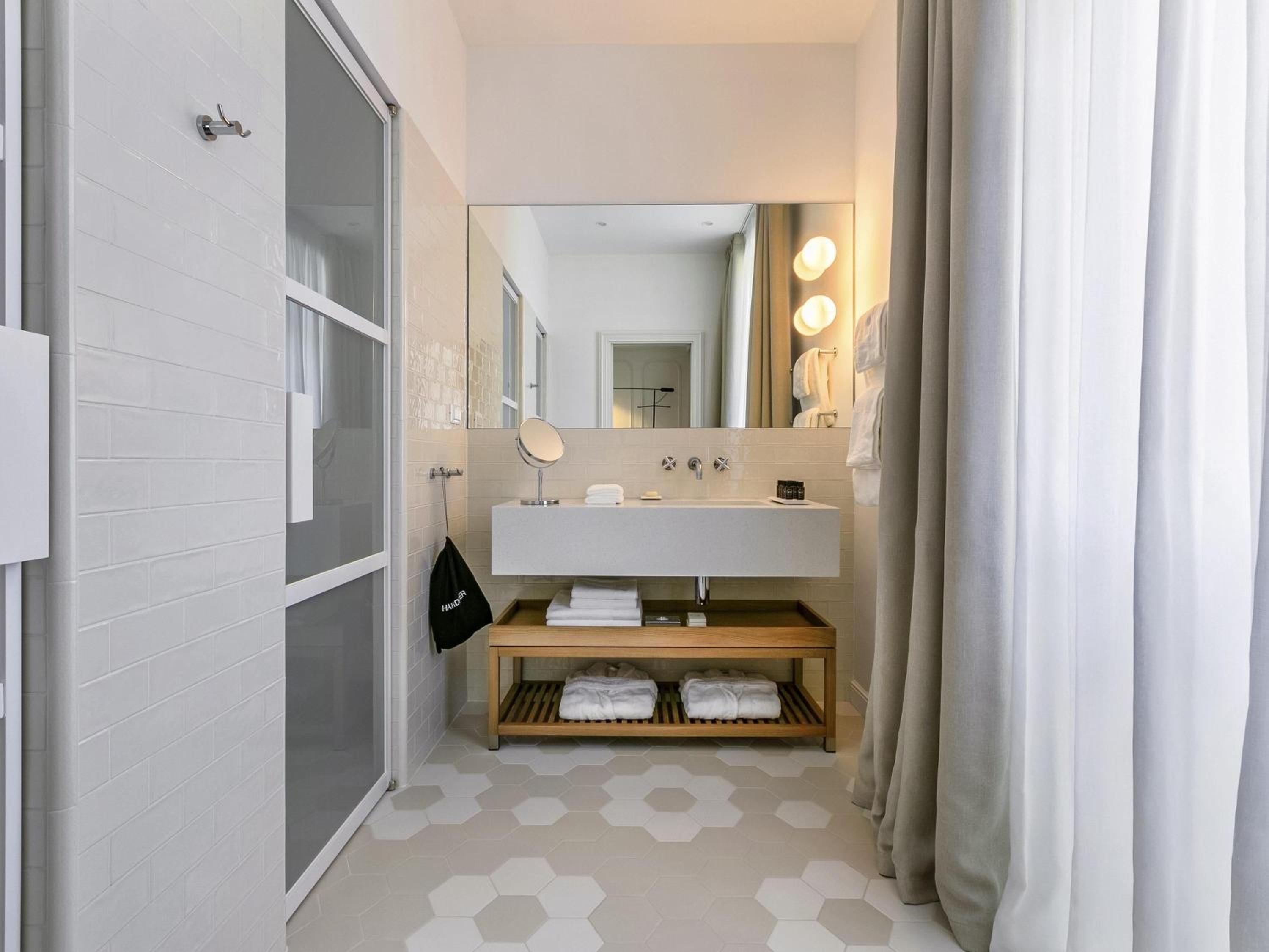 Deluxe Room - Photo 5