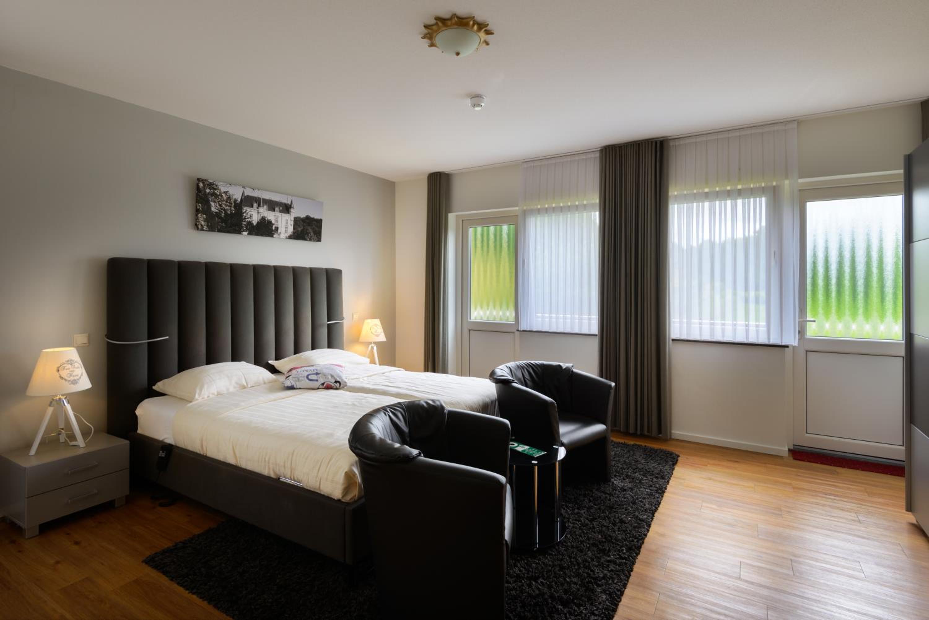 Deluxe King Suite photo 1