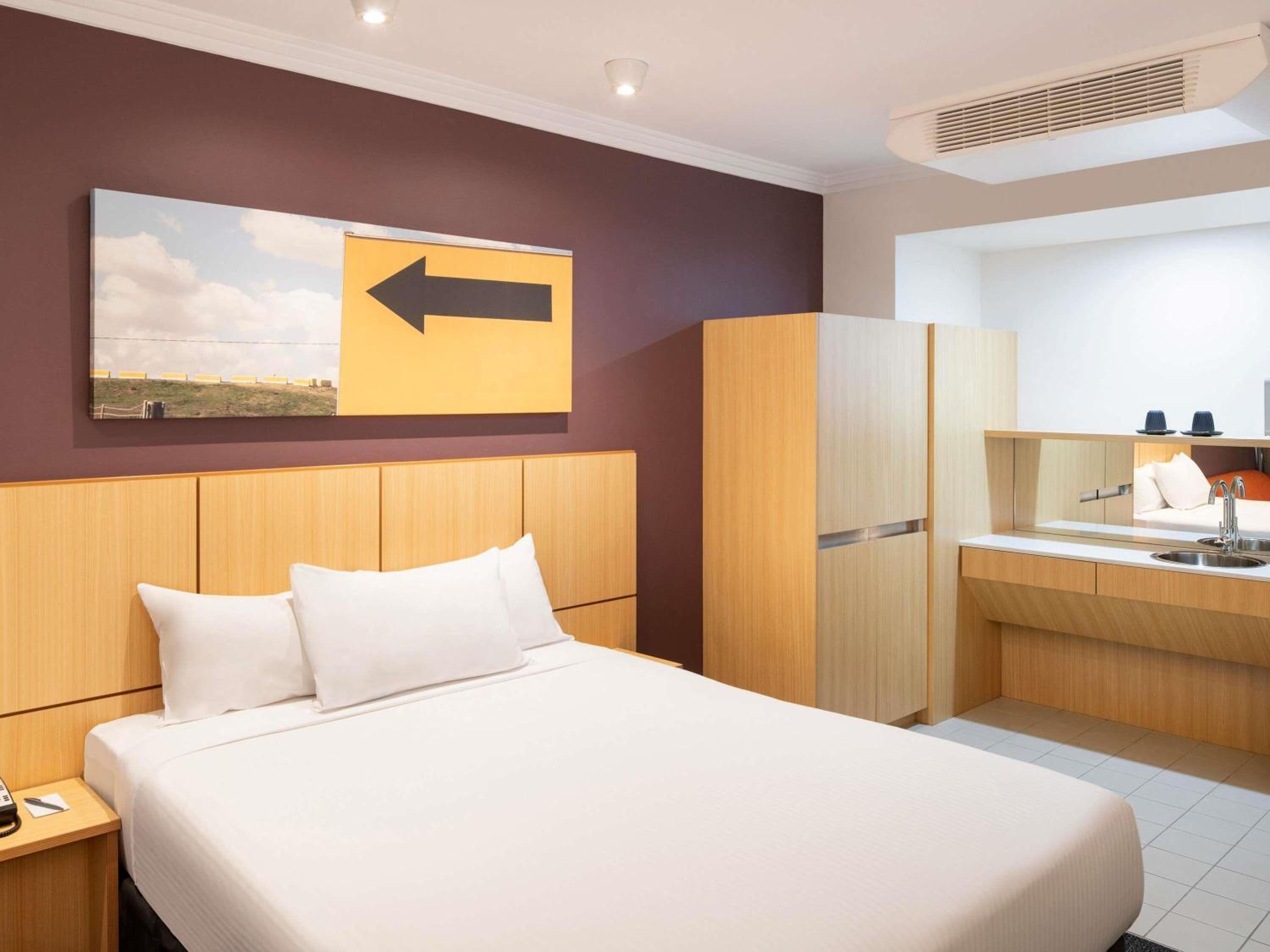 Standard Queen Room - Accessible - Photo 7