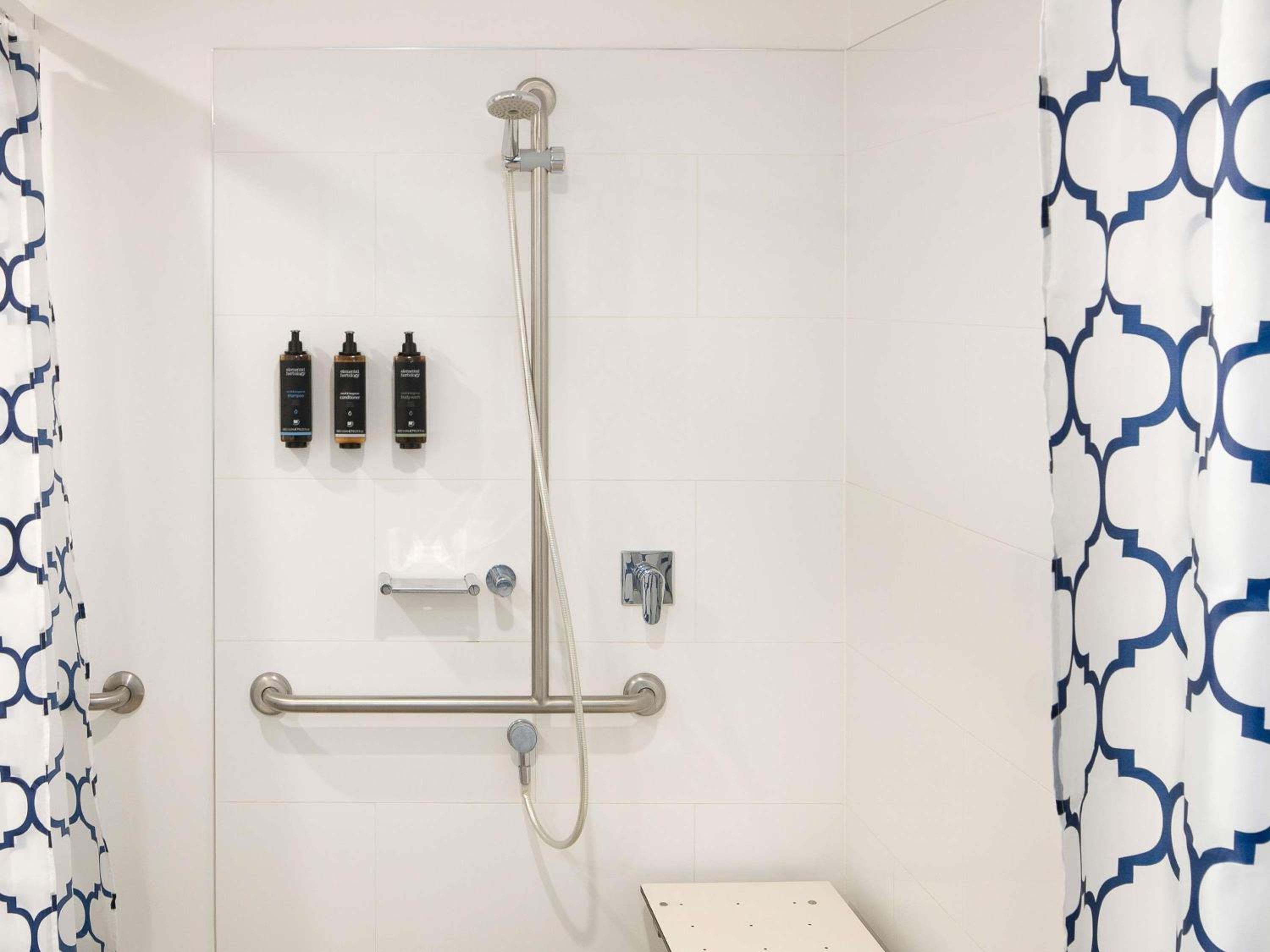 Standard Queen Room - Accessible - Photo 8