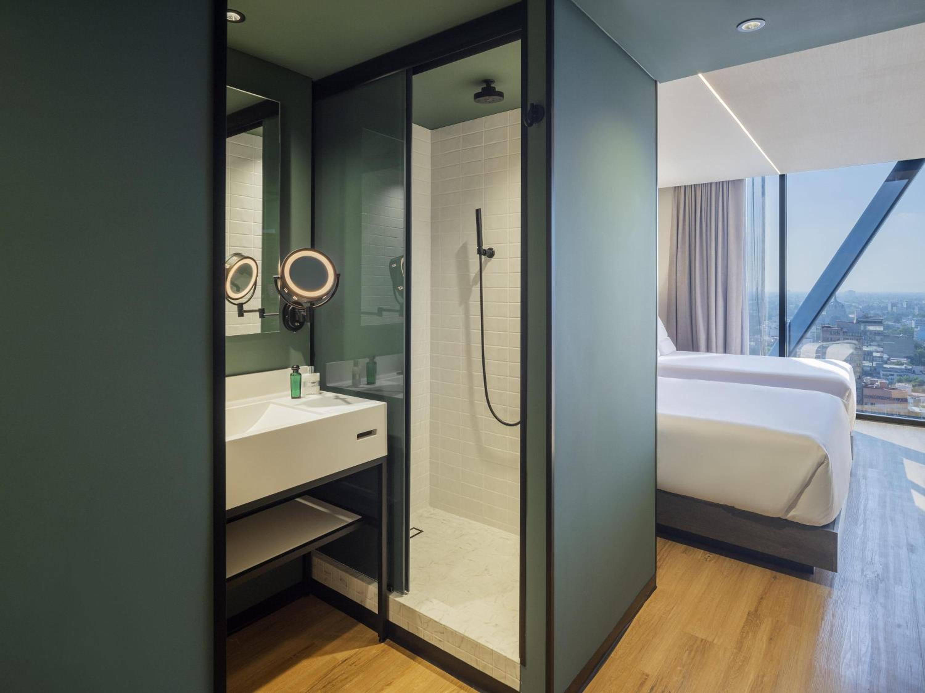 Executive Queen Room with View - Photo 7