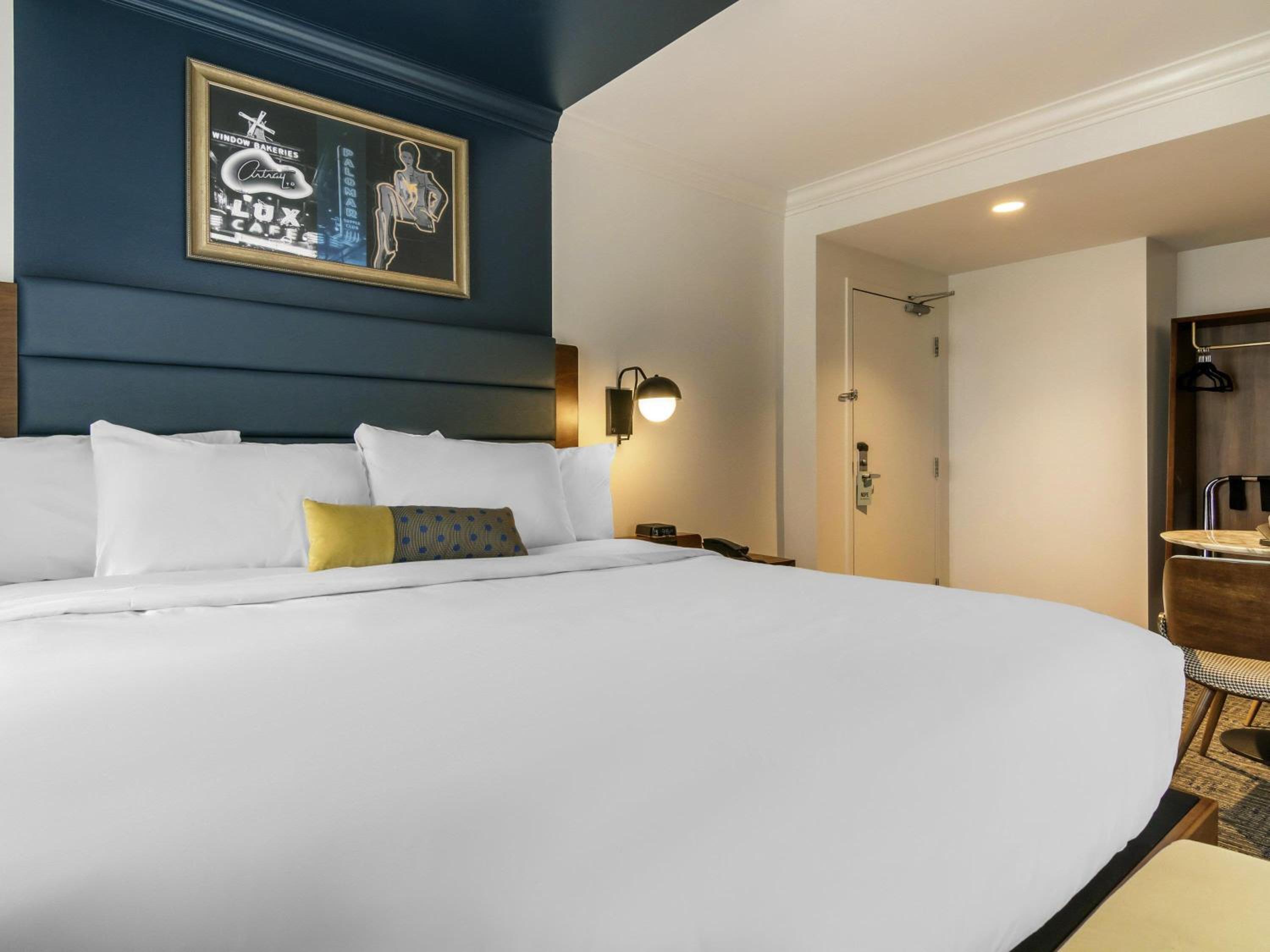 Premium Corner King Room with City View - Photo 4