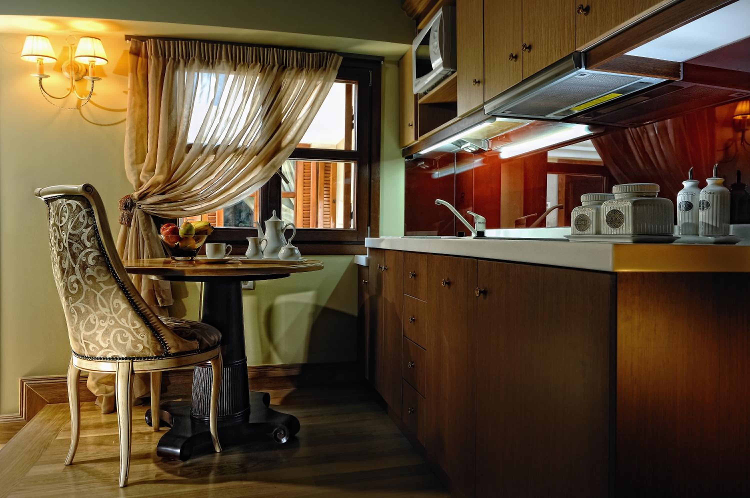 Comfort Suite with Atrium View thumbnail 5