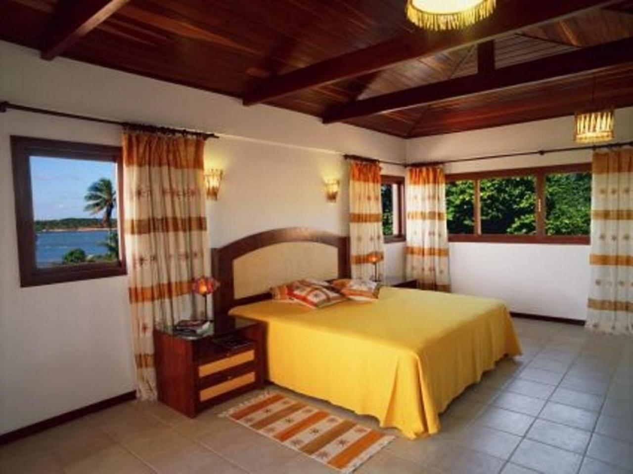 Five-Bedroom House photo 1