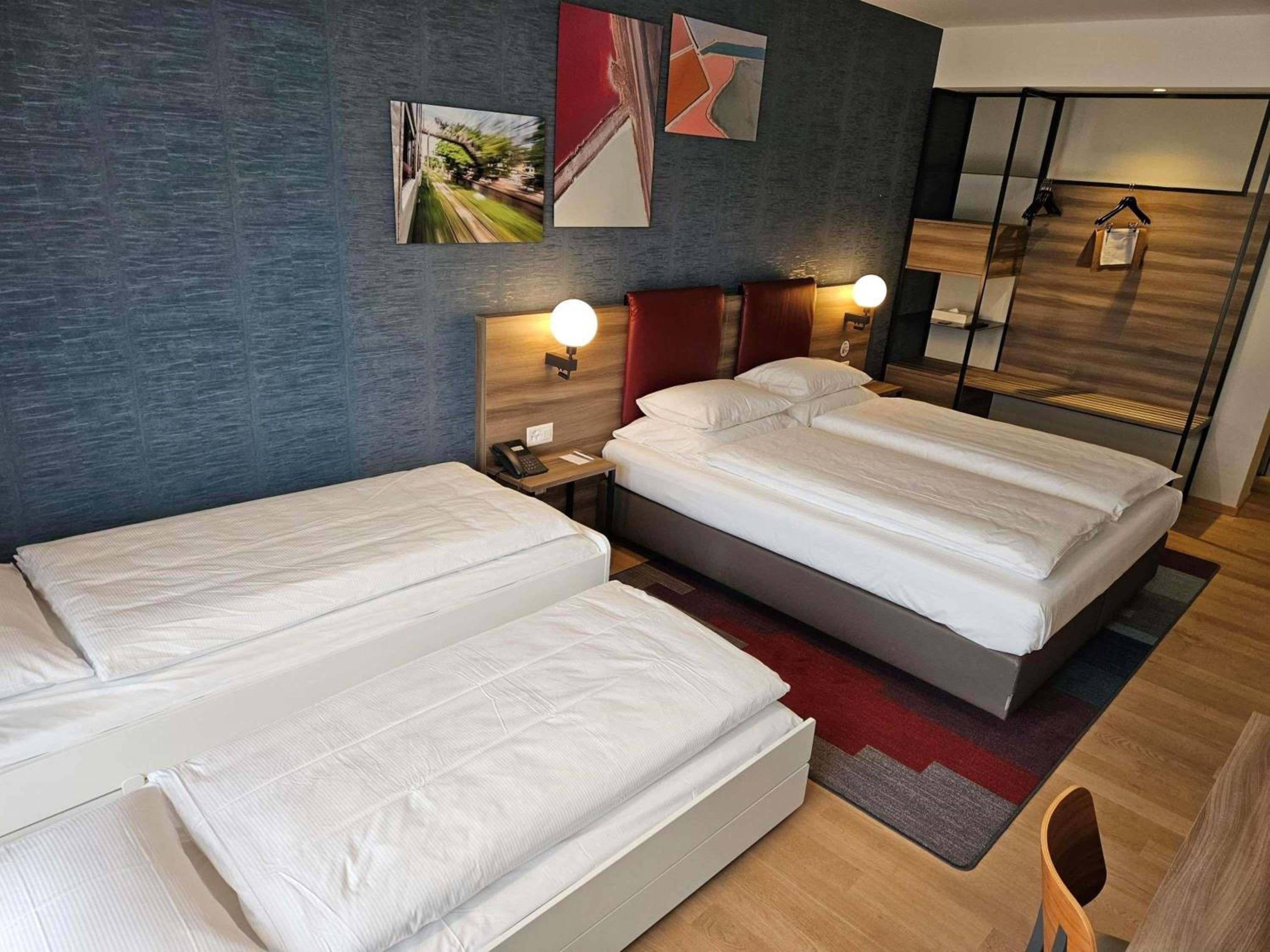 Family room with one double bed and one extra bed - Photo 1