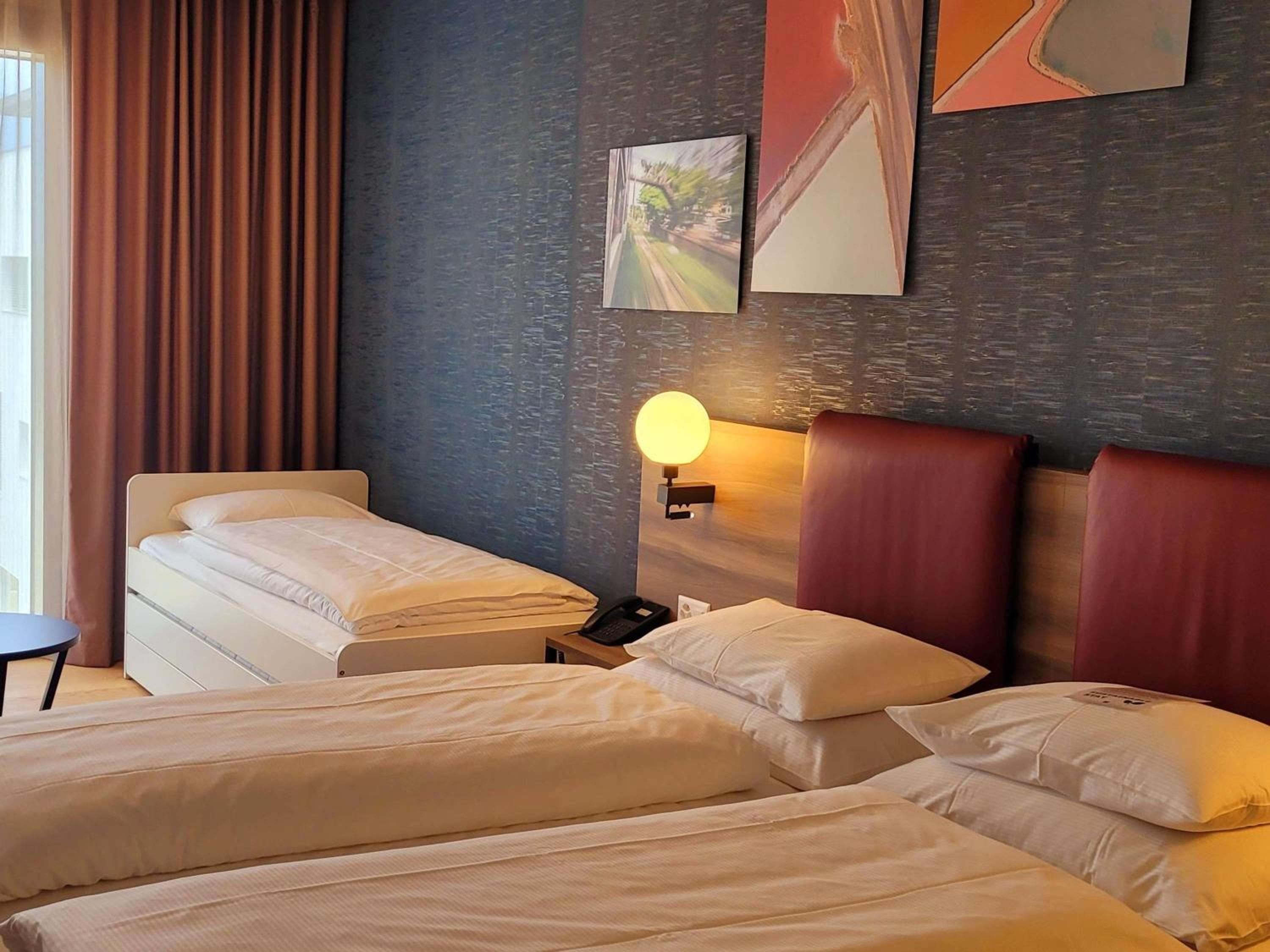 Family room with one double bed and one extra bed - Photo 4