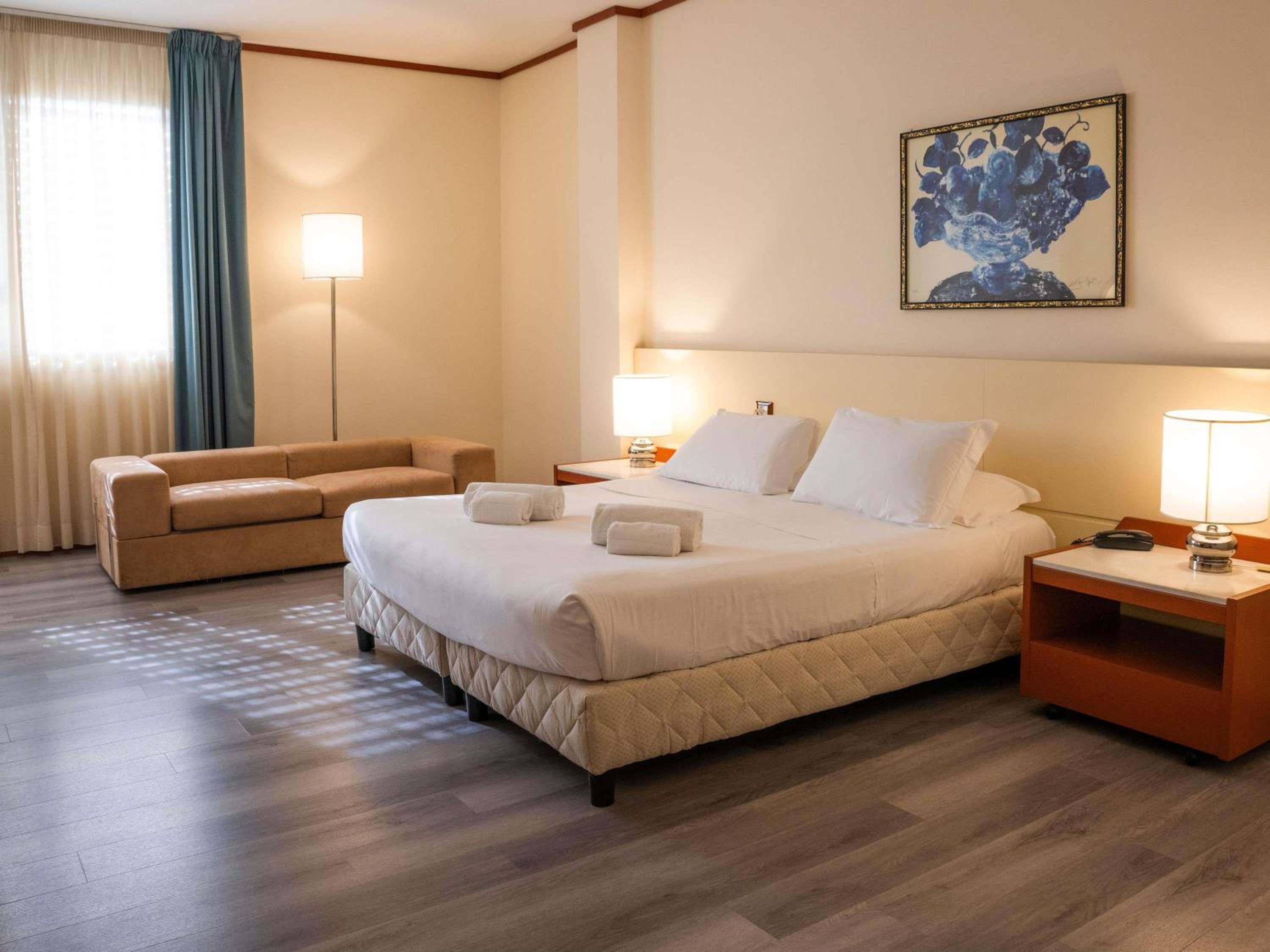 Classic Triple Room with One Queen and One Single Bed photo 2