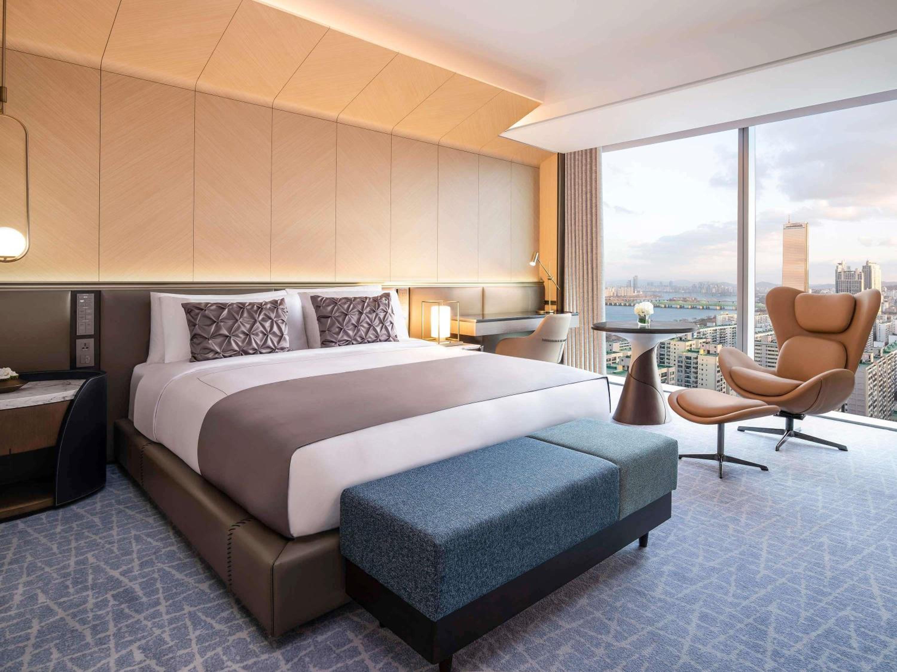 One-Bedroom Signature King Suite - Photo 4