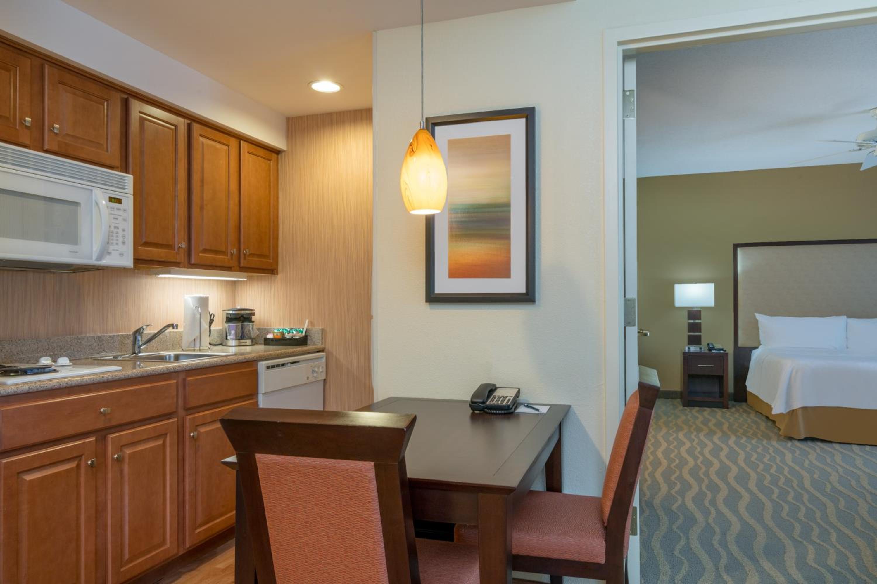 One-Bedroom Large King Suite - Non-Smoking - Photo 4