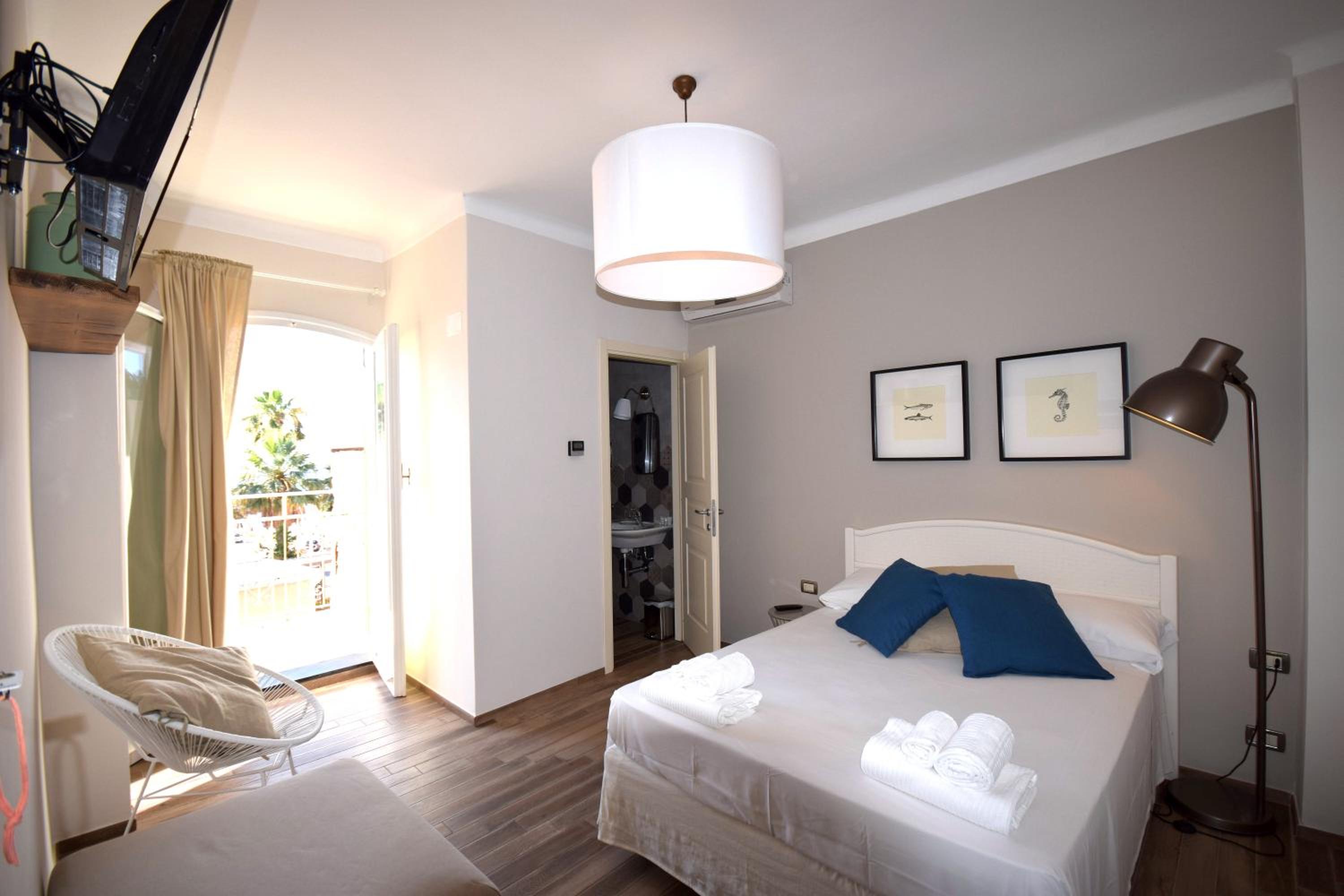Deluxe Double Room with Balcony - Photo 1