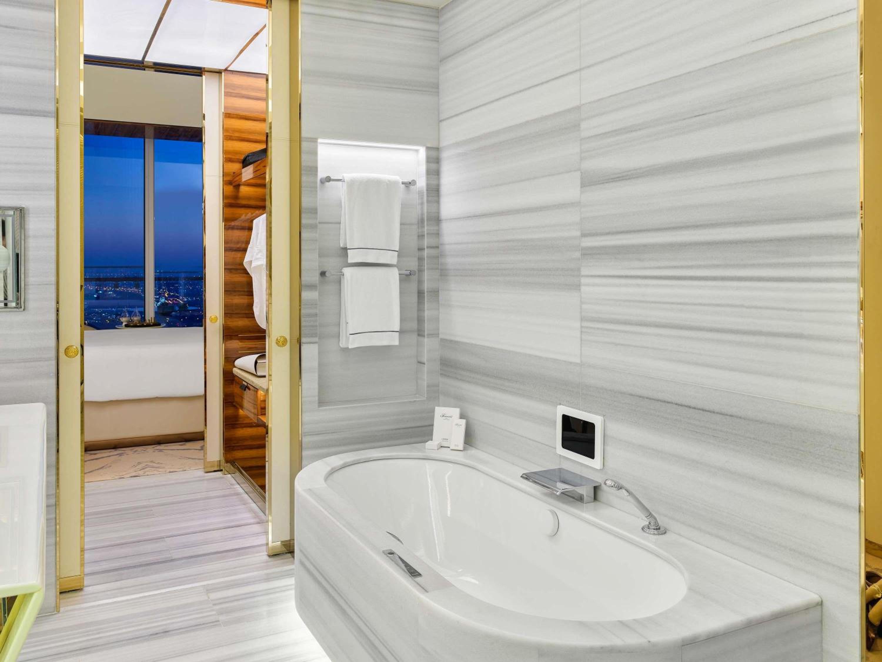 Fairmont Gold Twin Room with City View - Photo 3