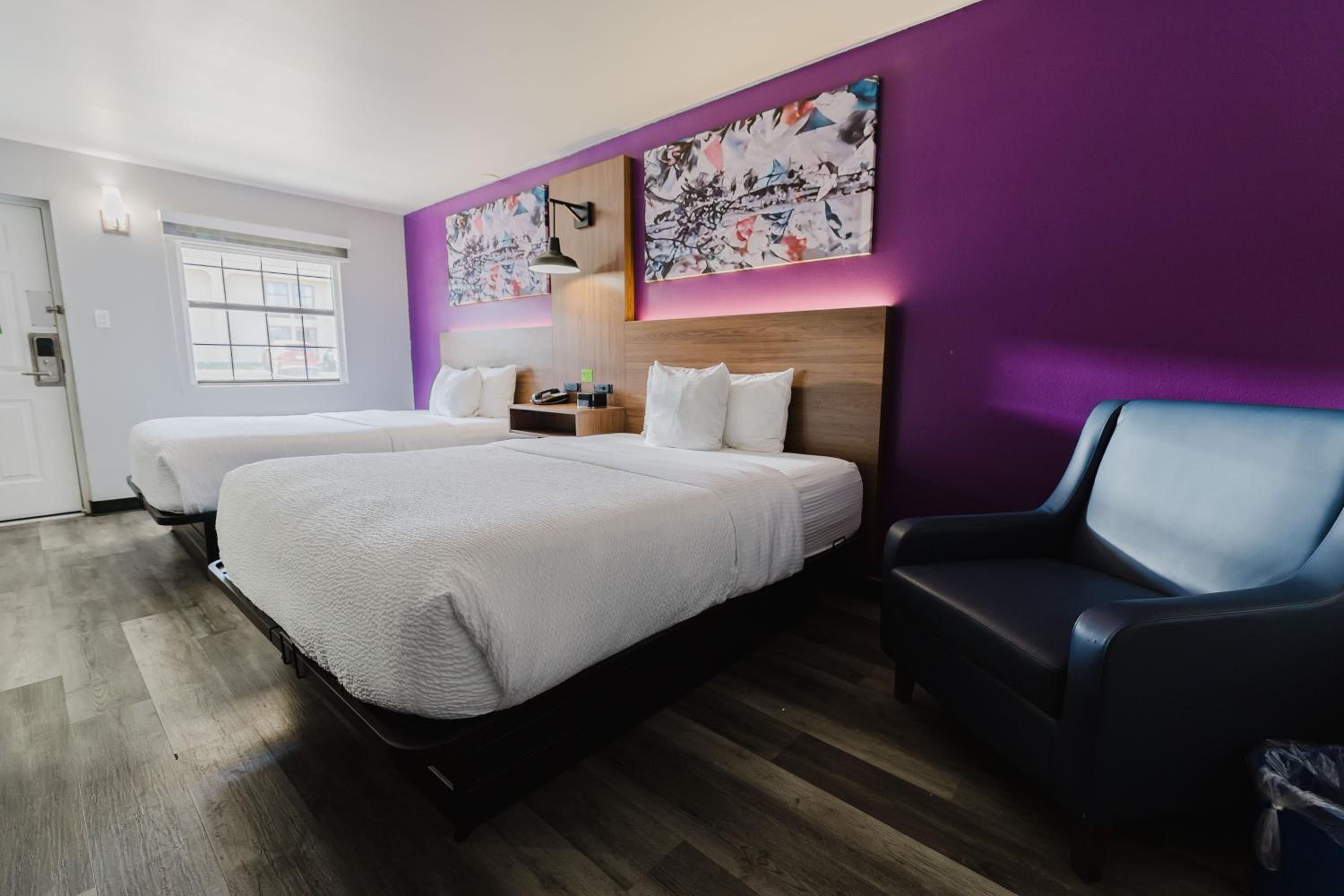 Queen Room with Two Queen Beds and Bath Tub - Mobility Accessible/Non-Smoking - Photo 3