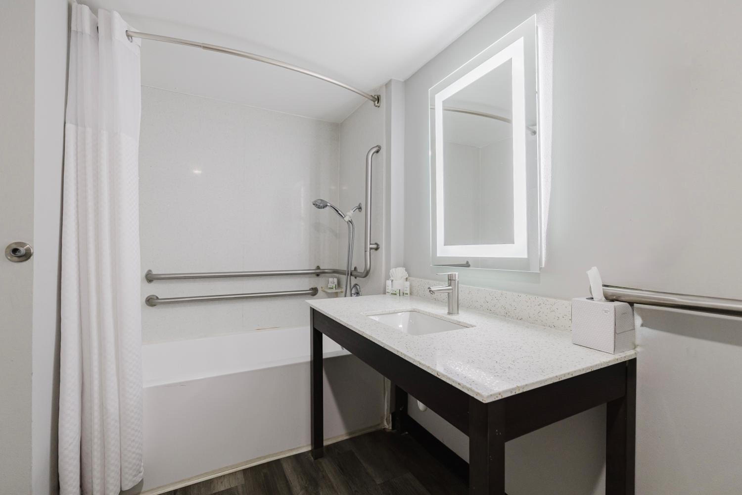 Queen Room with Two Queen Beds and Bath Tub - Mobility Accessible/Non-Smoking - Photo 5