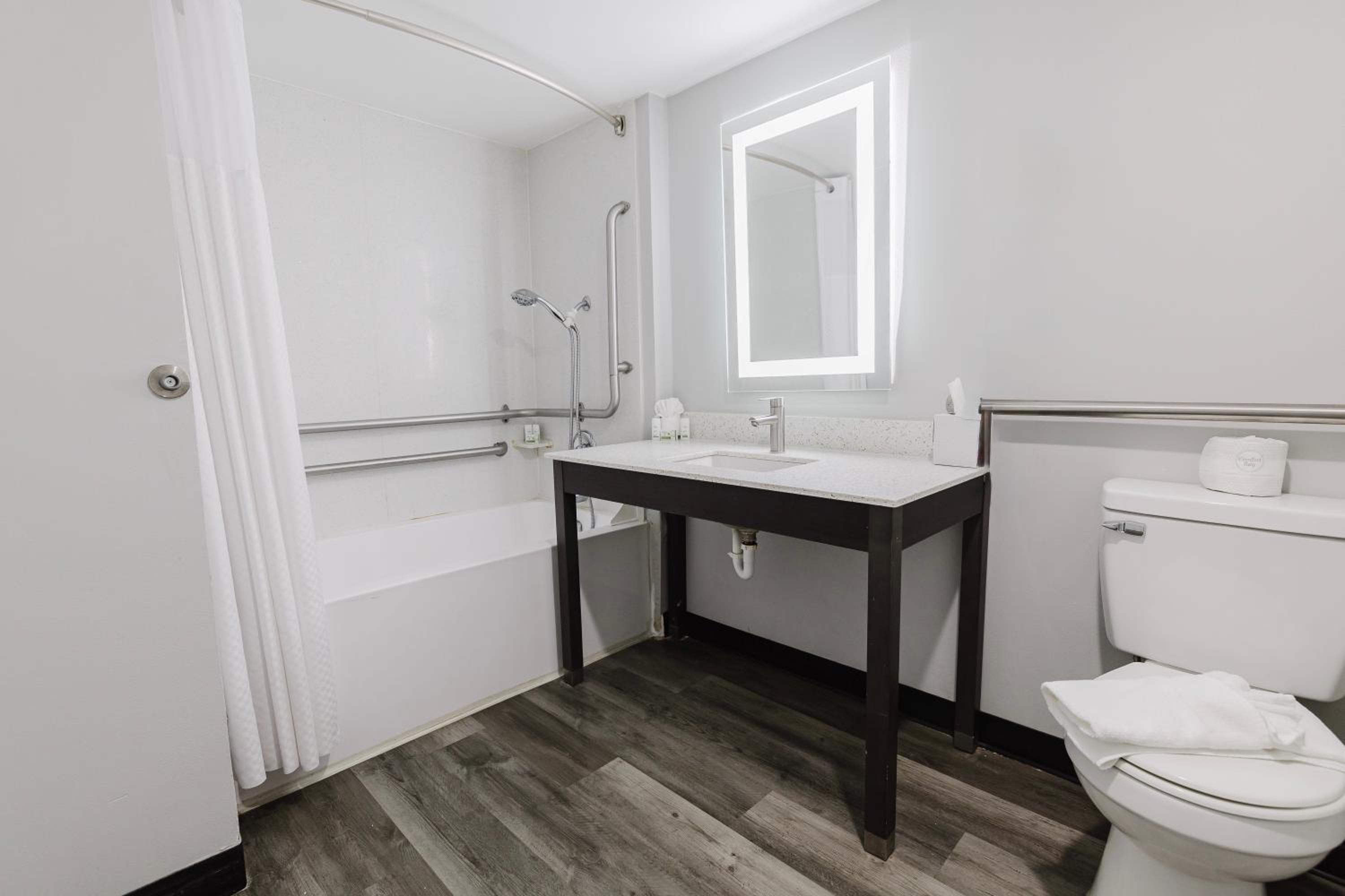 Queen Room with Two Queen Beds and Bath Tub - Mobility Accessible/Non-Smoking - Photo 4