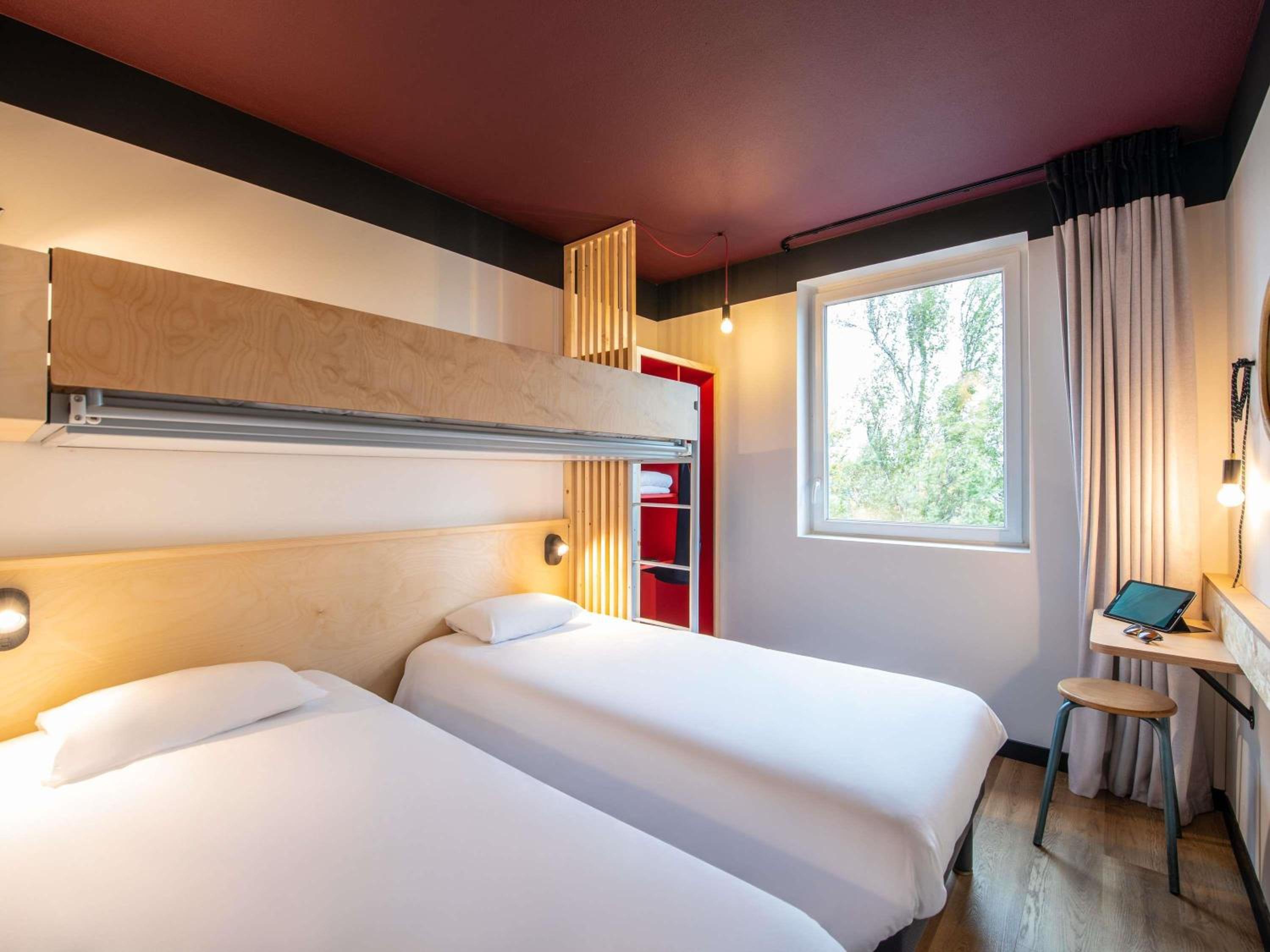 POP Room with Two Single Beds and One Bunk Bed photo 2