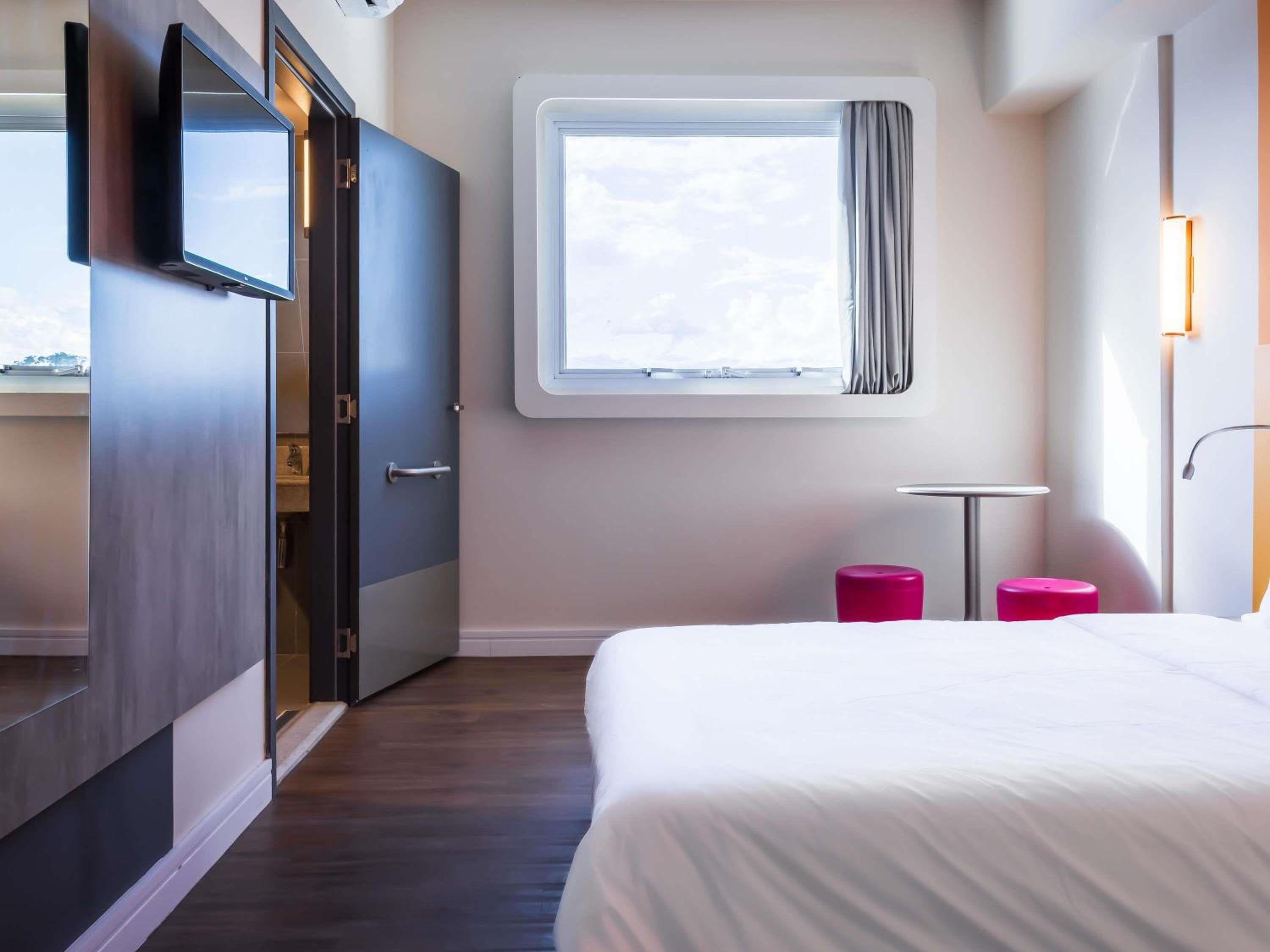 Standard Room - Mobility Accessible - Photo 4