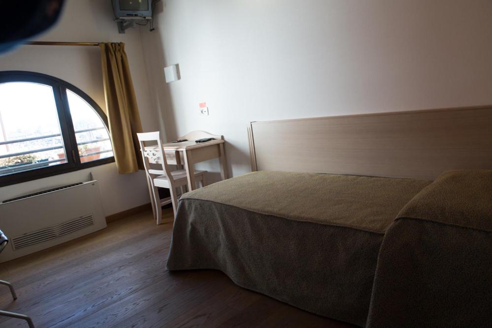 Single Room With Private Bathroom photo 1