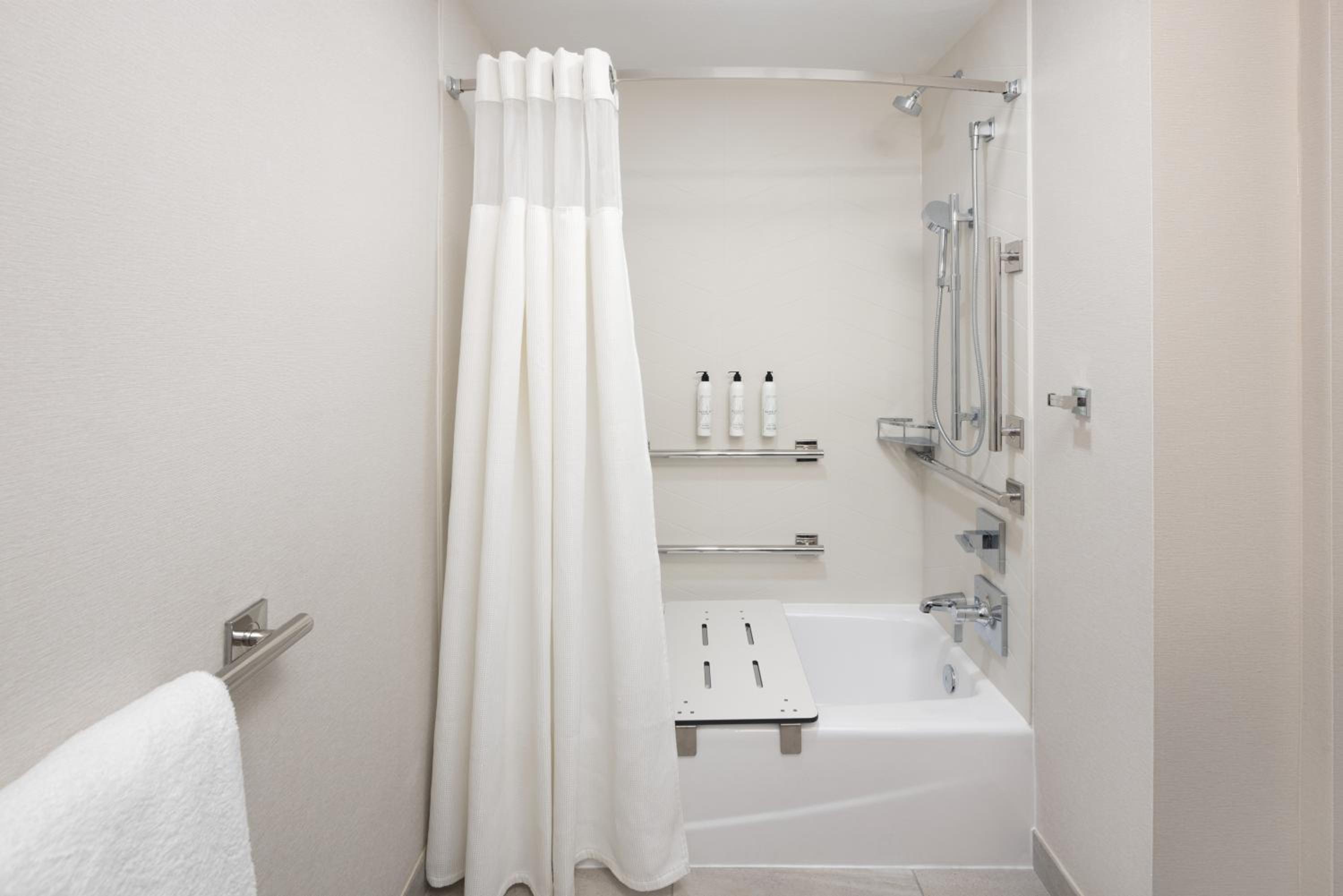 Queen Room - Hearing Accessible - Photo 2