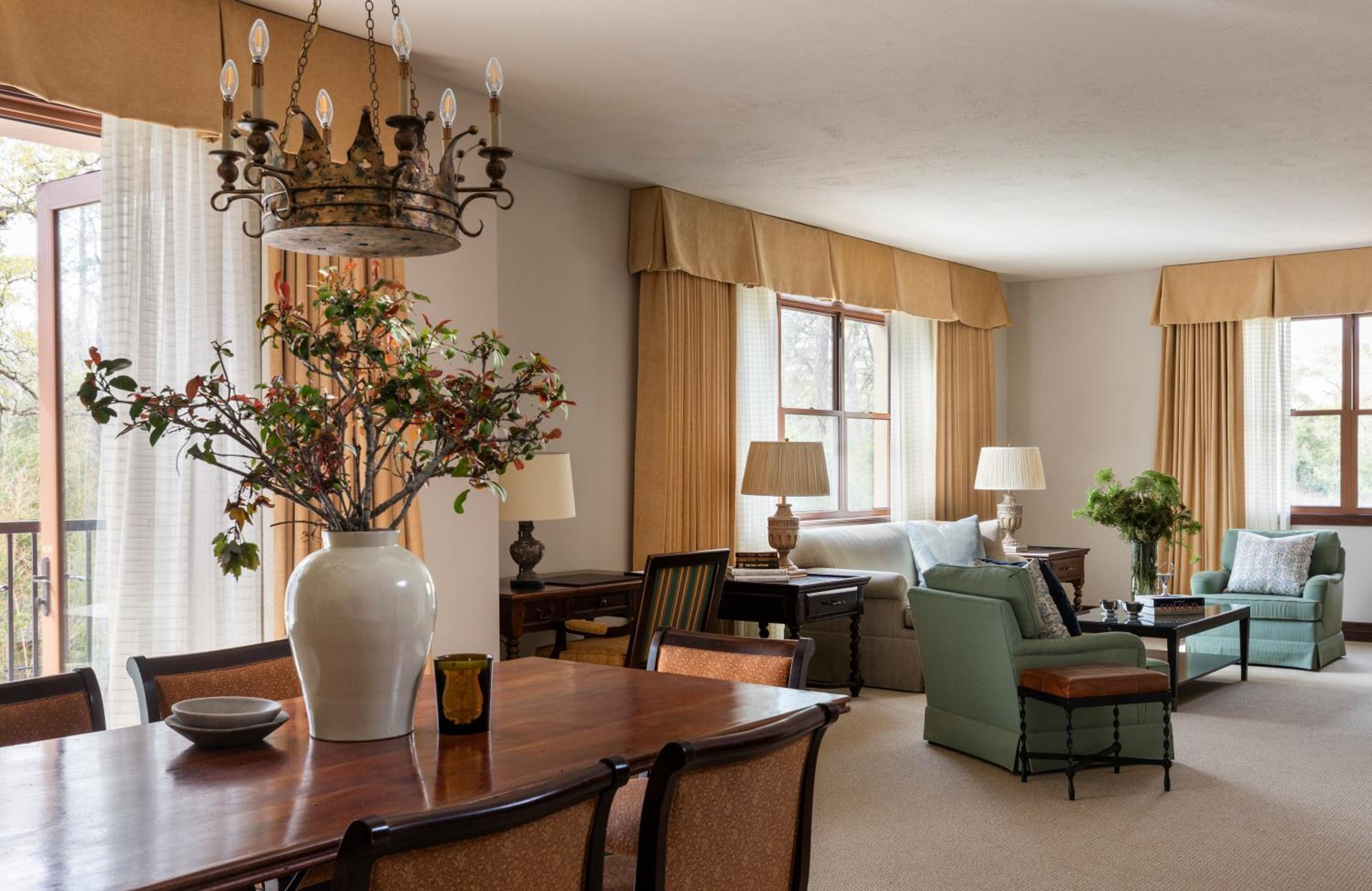 Suite - Photo 1