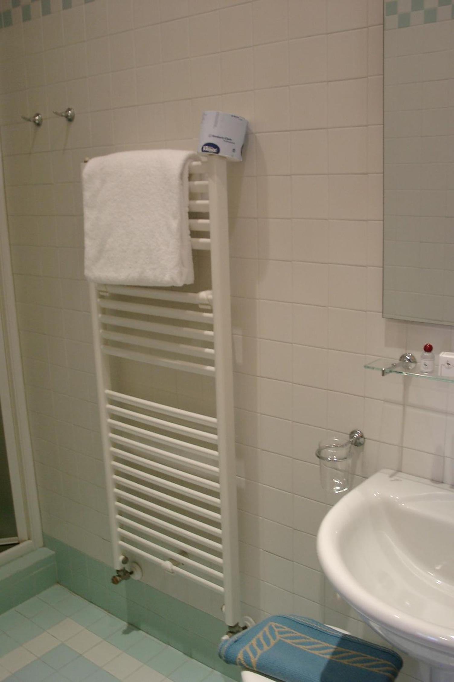 Double or Twin Room - Photo 4